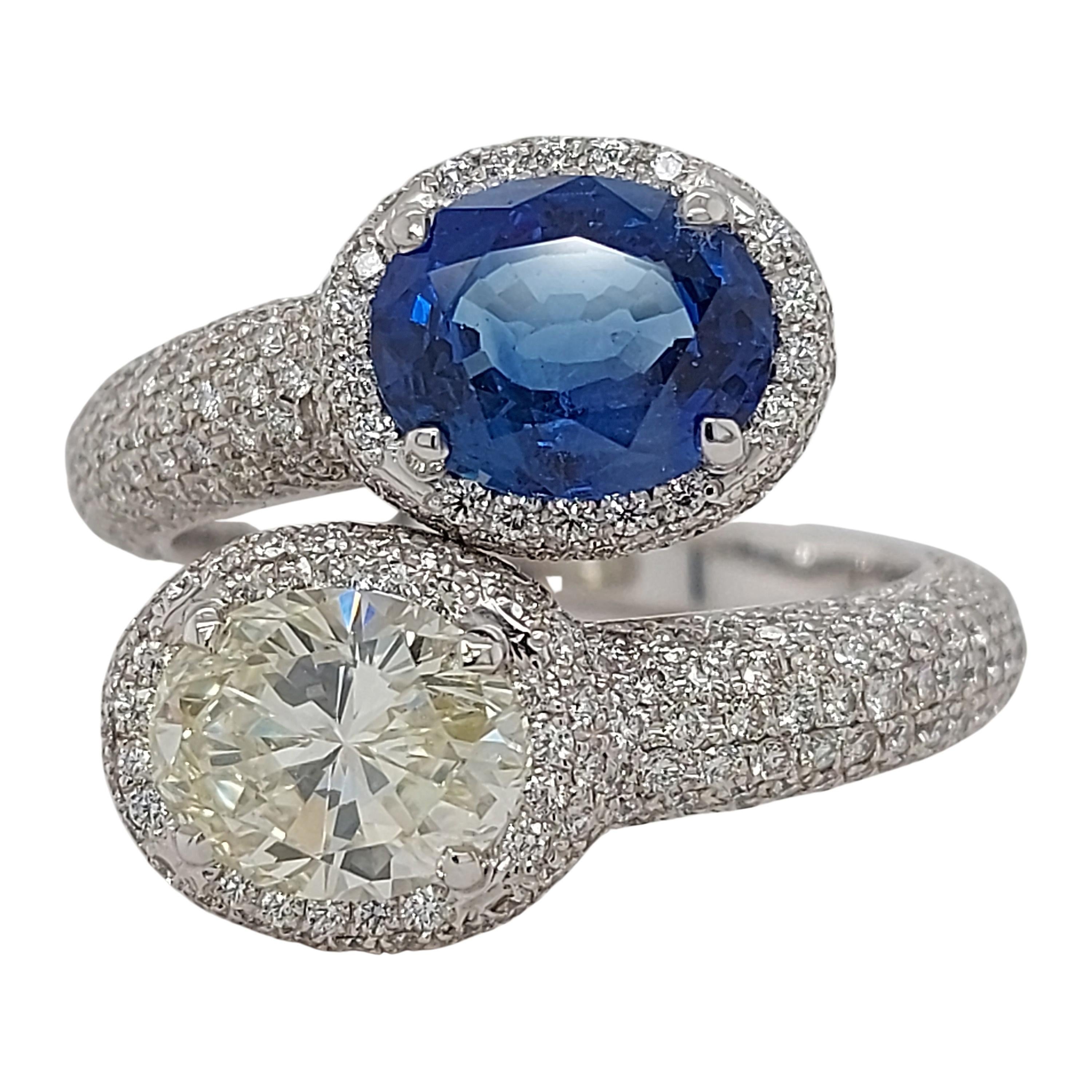 Stunning Toi et Moi 18kt White Gold Ring with a 2.63 Carat Sapphire, 1.67 Carat  For Sale