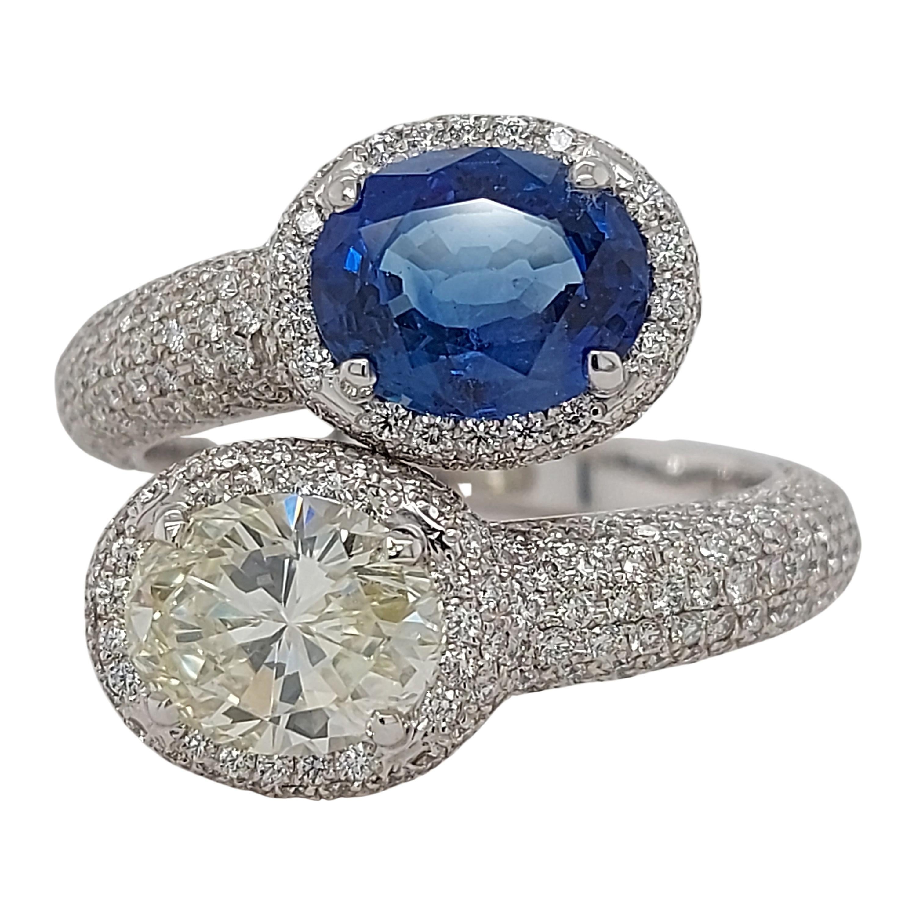 Stunning Toi et Moi 18kt White Gold Ring with a 2.63 Carat Sapphire, 1.67 Carat