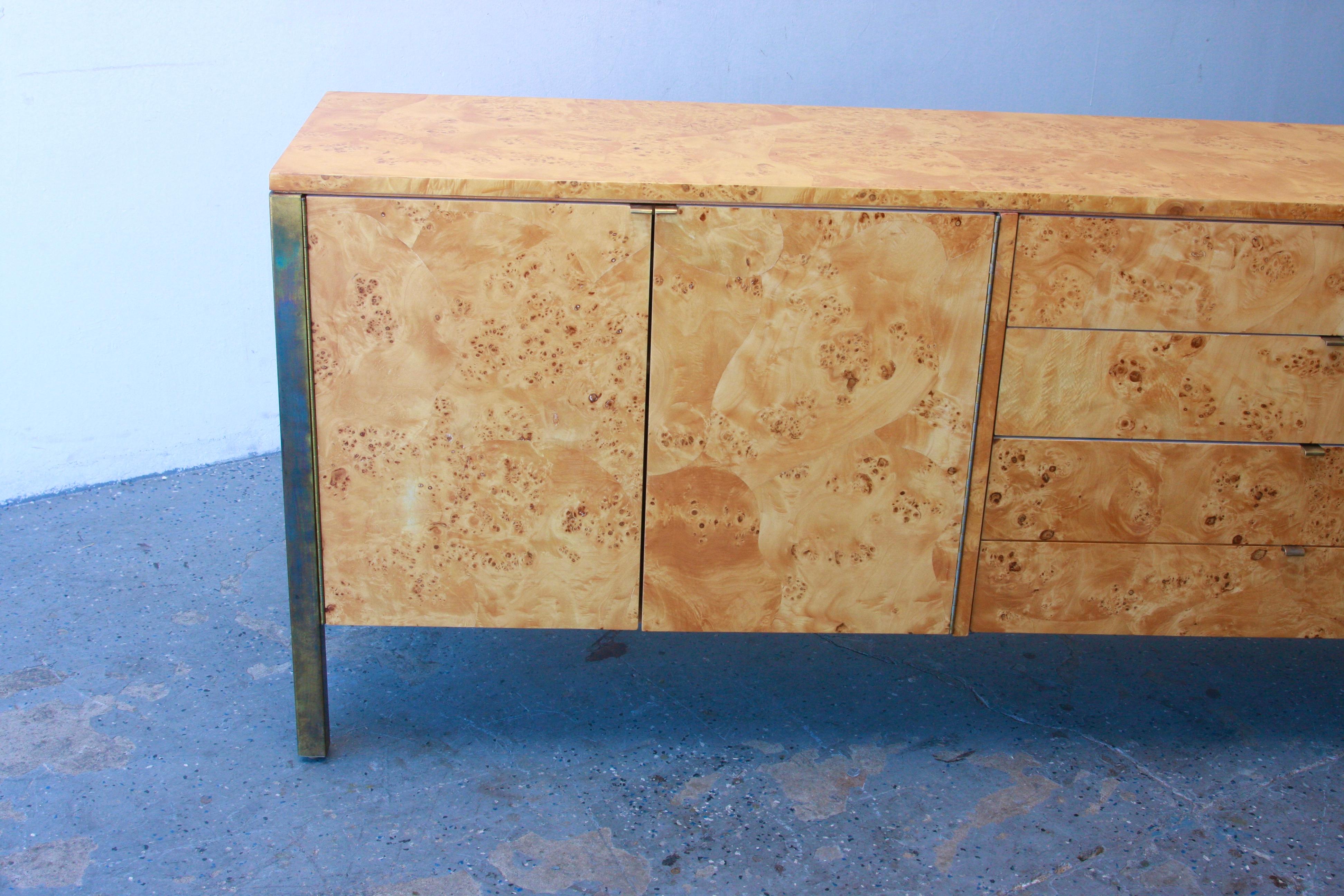 Stunning Tomlinson Postmodern / Mid Century Olive Burl Wood & Brass Credenza For Sale 5