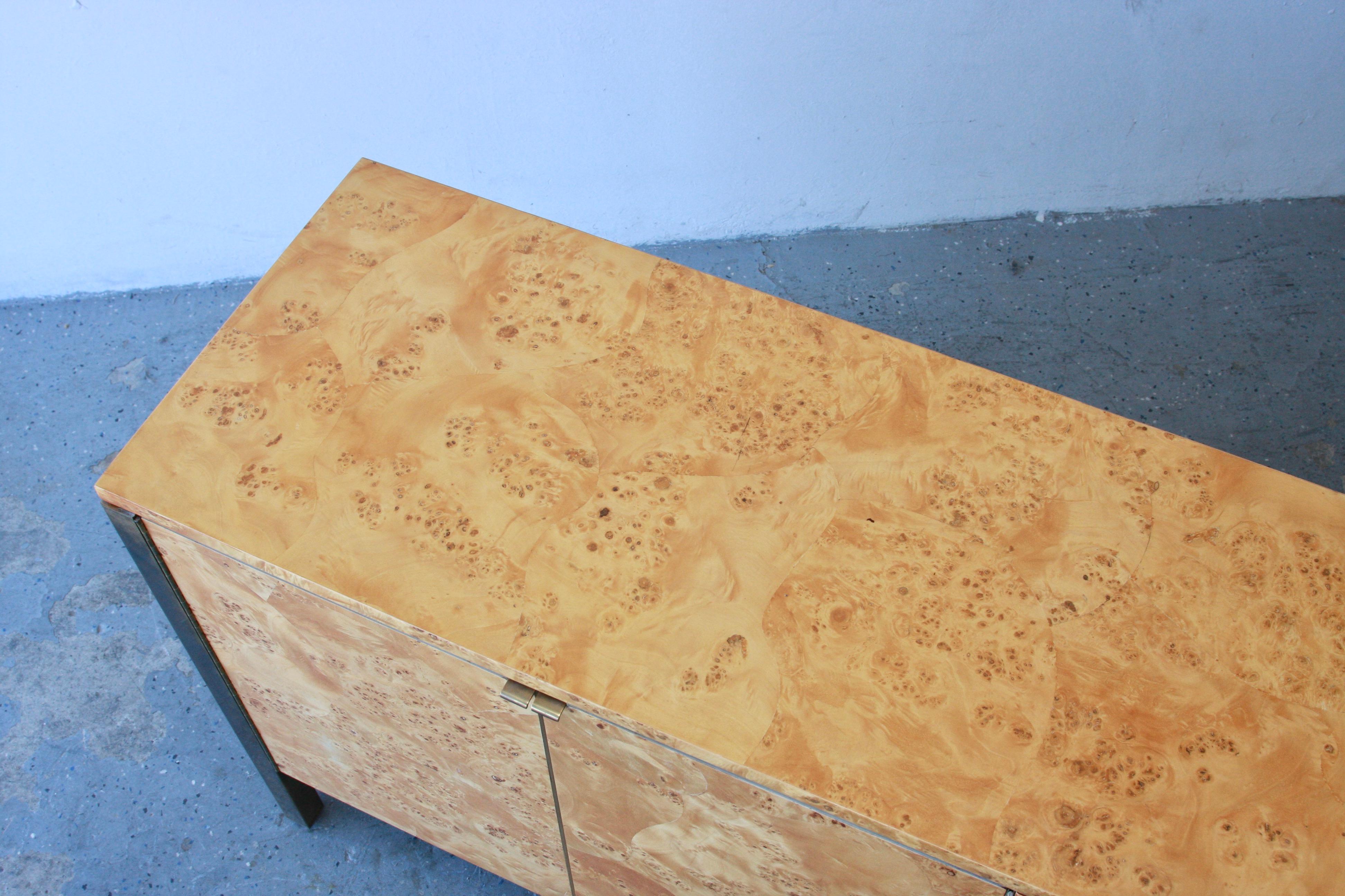American Stunning Tomlinson Postmodern / Mid Century Olive Burl Wood & Brass Credenza For Sale