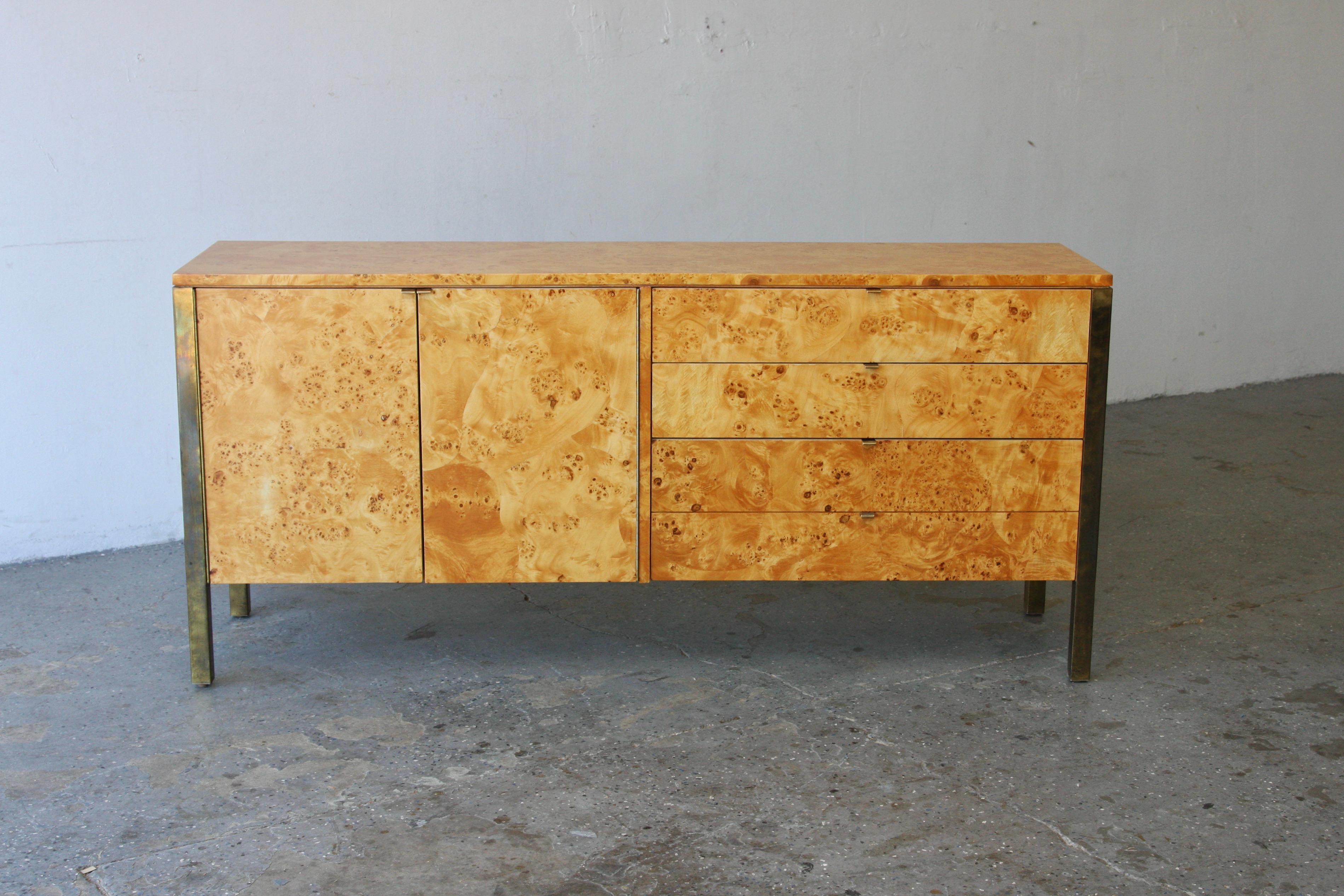 Stunning Tomlinson Postmodern / Mid Century Olive Burl Wood & Brass Credenza In Good Condition For Sale In Las Vegas, NV