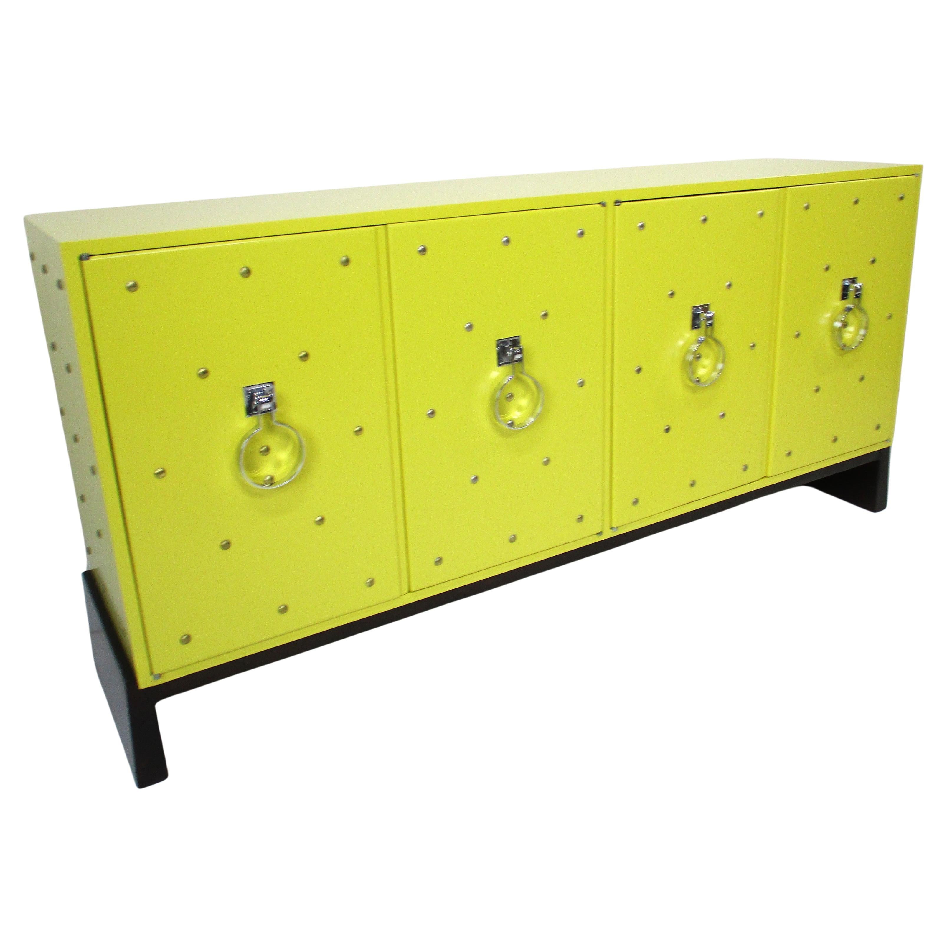 Impresionante Aparador Credenza Tommi Parzinger con Esposas Tachonadas en venta