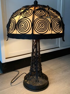 Atemberaubende handgeschmiedete schmiedeeiserne Arts & Crafts-Tischlampe in hervorragender Qualität, 1910