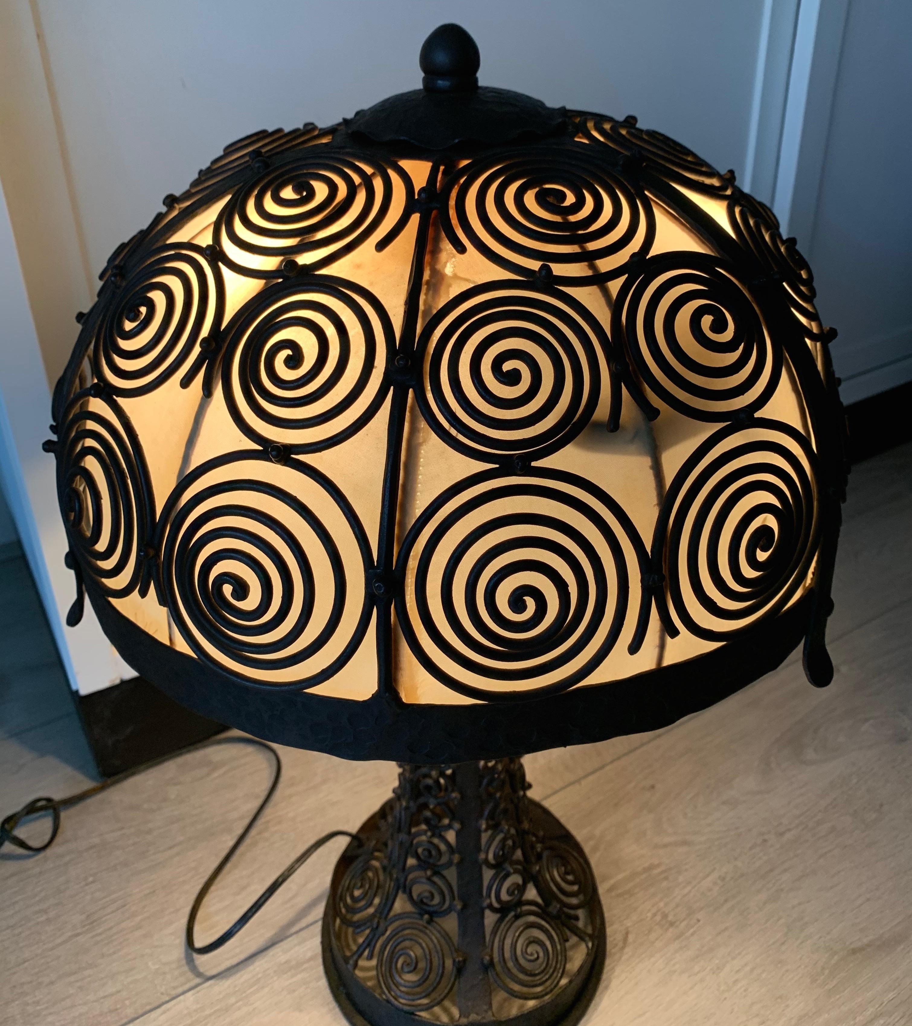 Stunning & Top Quality Hand Forged Wrought Iron Arts & Crafts Table Lamp 1910 In Good Condition In Lisse, NL