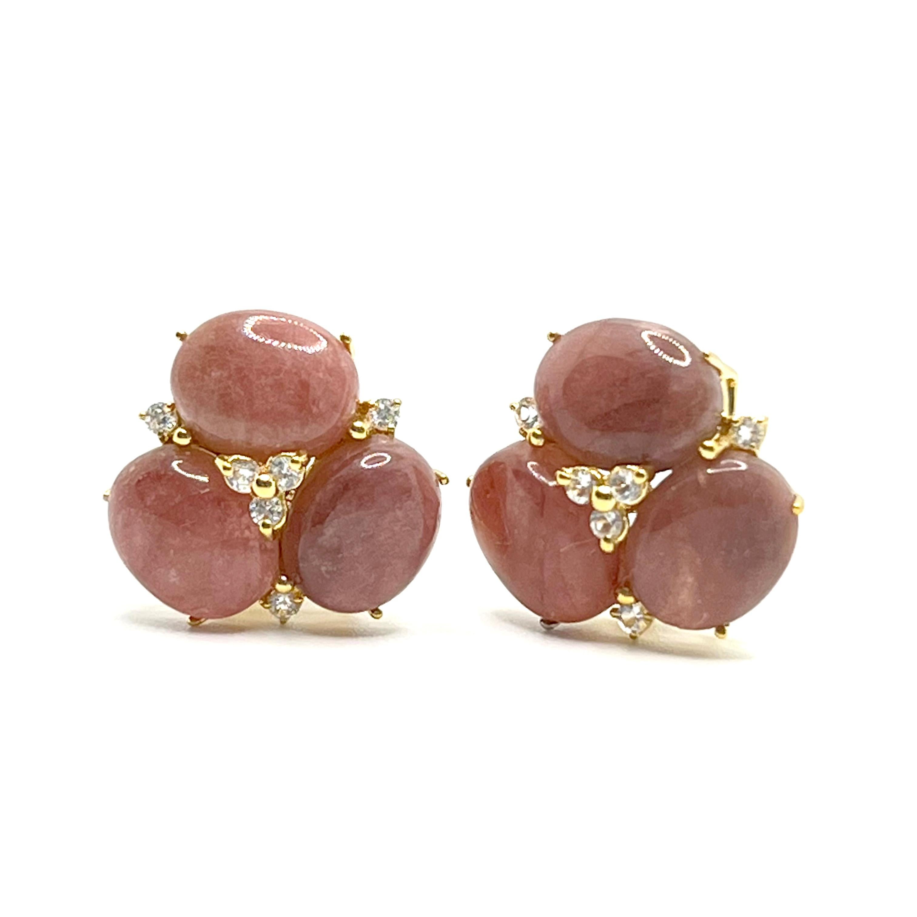 Questo splendido paio di orecchini presenta una serie di tormaline rosa lattiginose ovali tagliate a cabochon e ornate da diamanti rotondi simulati, incastonati in oro giallo vermeil 18 carati su argento sterling. Le pietre di tormalina hanno una