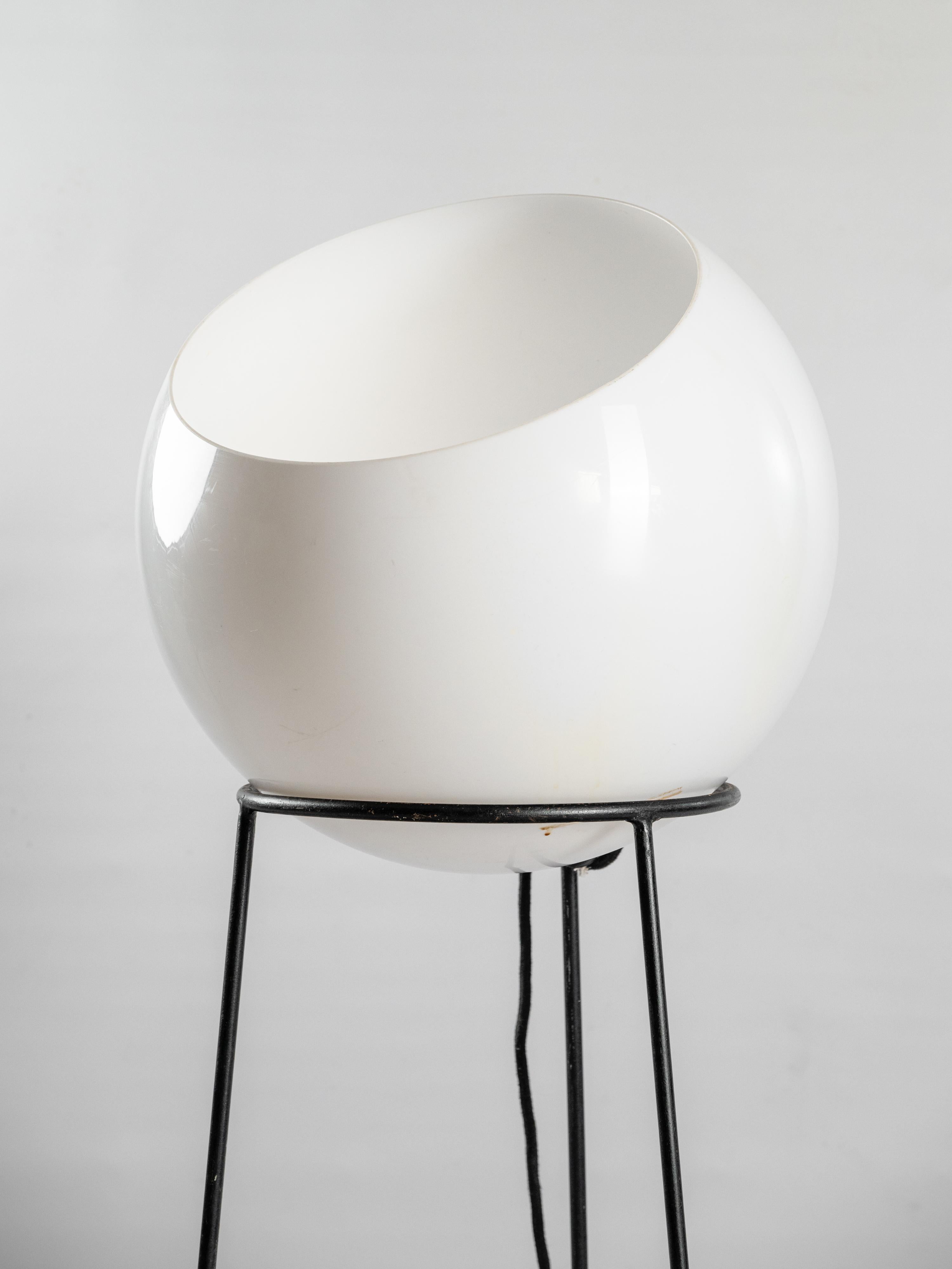 Métal Superbe lampadaire tripode de l'ère spatiale en vente