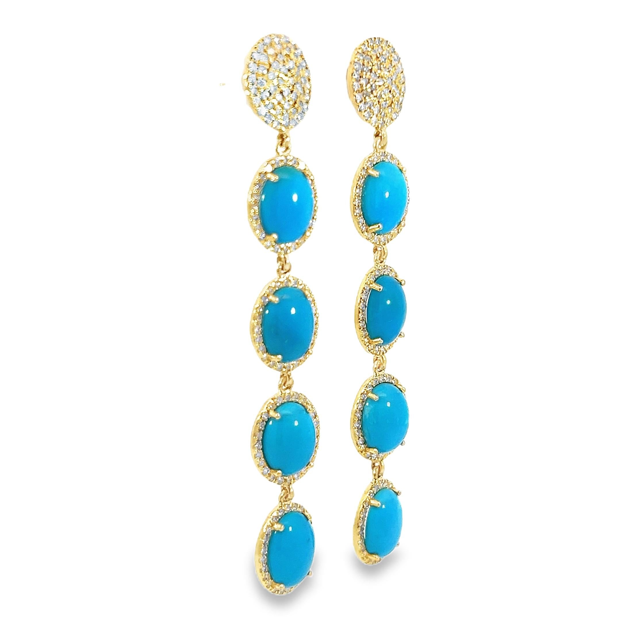 Questi splendidi orecchini a goccia con turchese da 15,17 carati e diamante da 2,35 carati sono l'accessorio perfetto per ogni occasione. Realizzati con una delicata finitura in oro giallo 14 Kt, presentano una serie di gemme turchesi di forma ovale