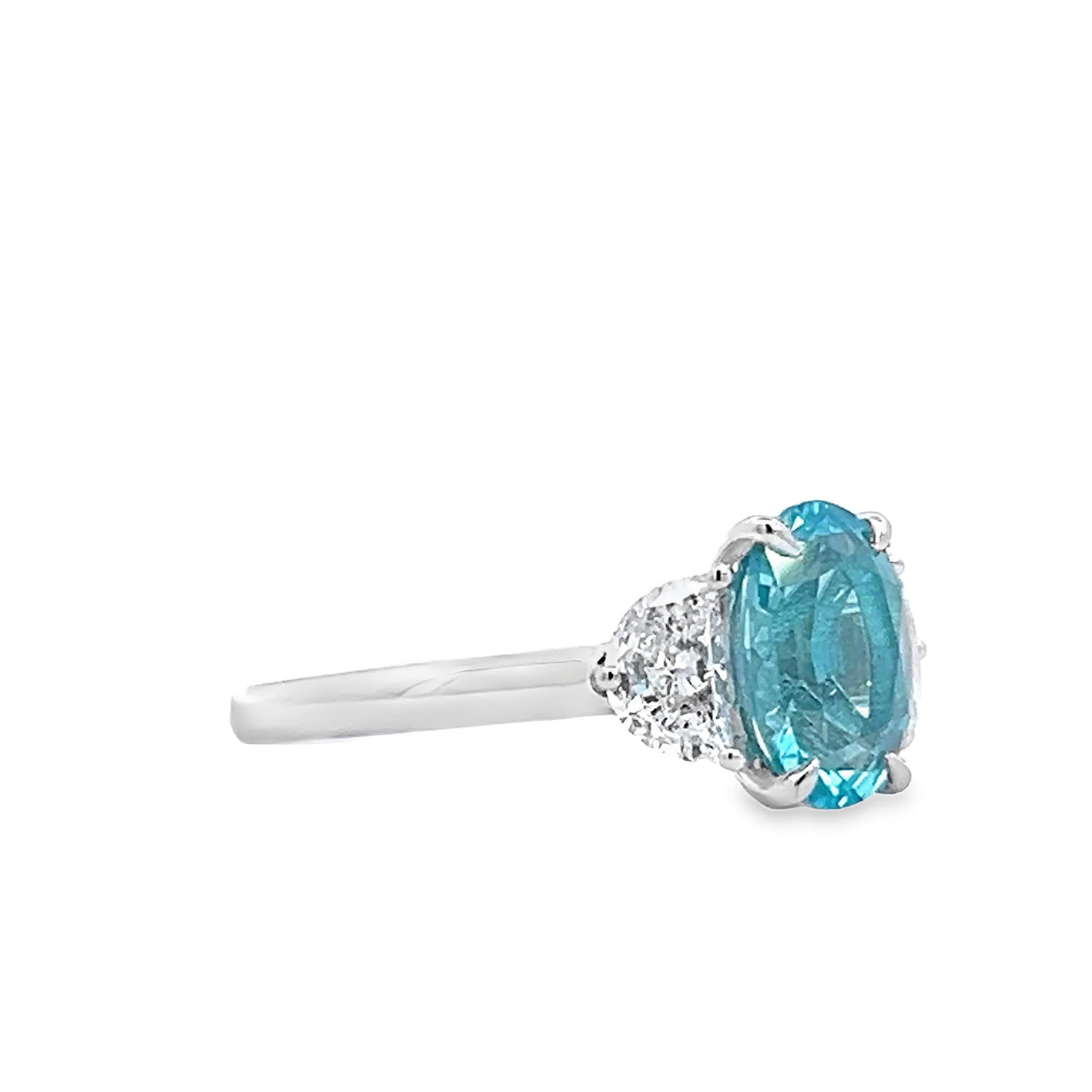 Questo squisito anello presenta un'affascinante pietra centrale turchese, affiancata da diamanti scintillanti che ne esaltano la bellezza. Realizzato con precisione, è perfetto per chi apprezza i gioielli unici e vivaci. Ideale per le occasioni