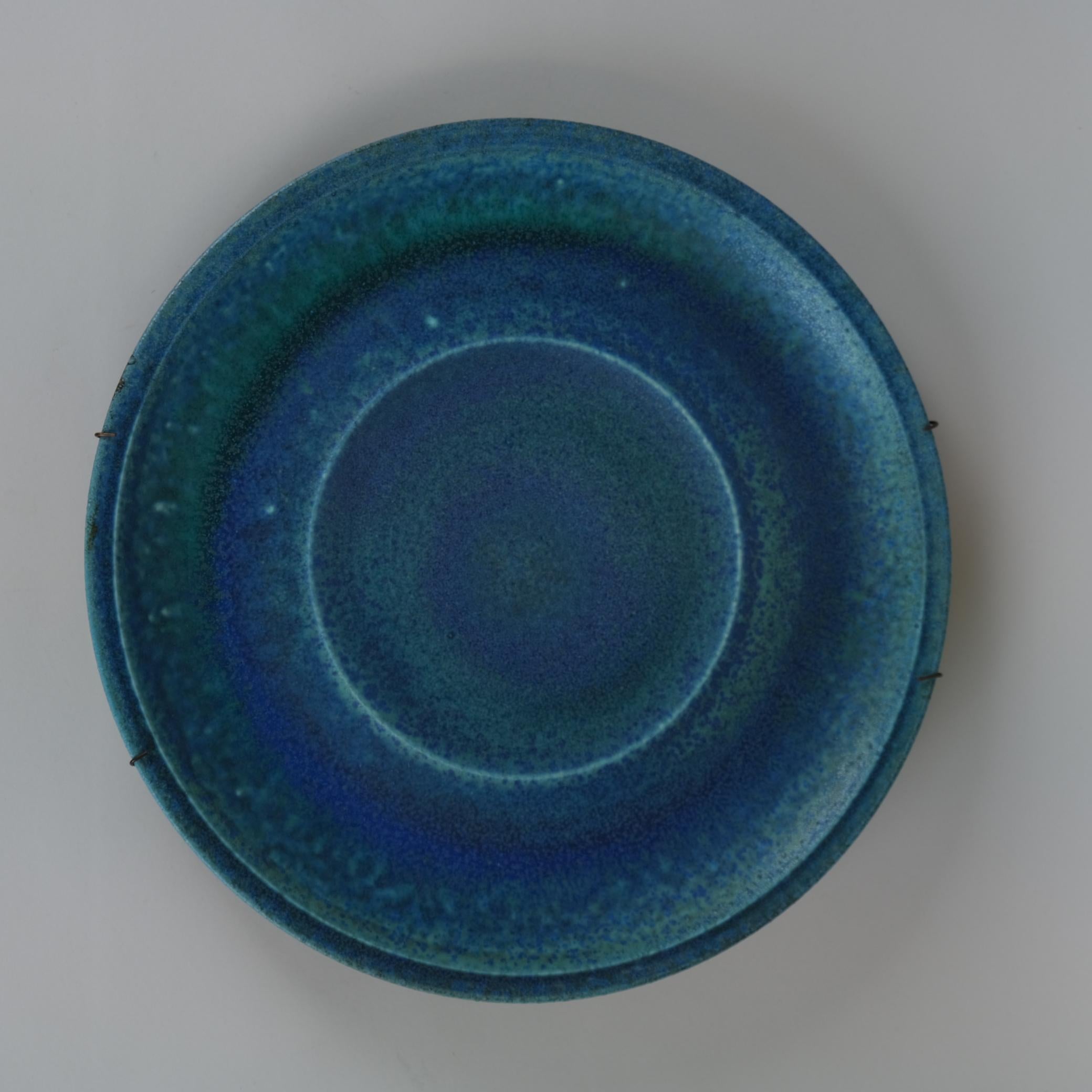 Un pezzo davvero bello e unico nel suo genere, disegnato dalla finlandese Francesca Mascitti Lindh. Il piatto ha toni verdi, blu e turchesi che ricordano il Mediterraneo e i suoi colori.

Nato in Italia, Lindh ha avuto un approccio alla ceramica