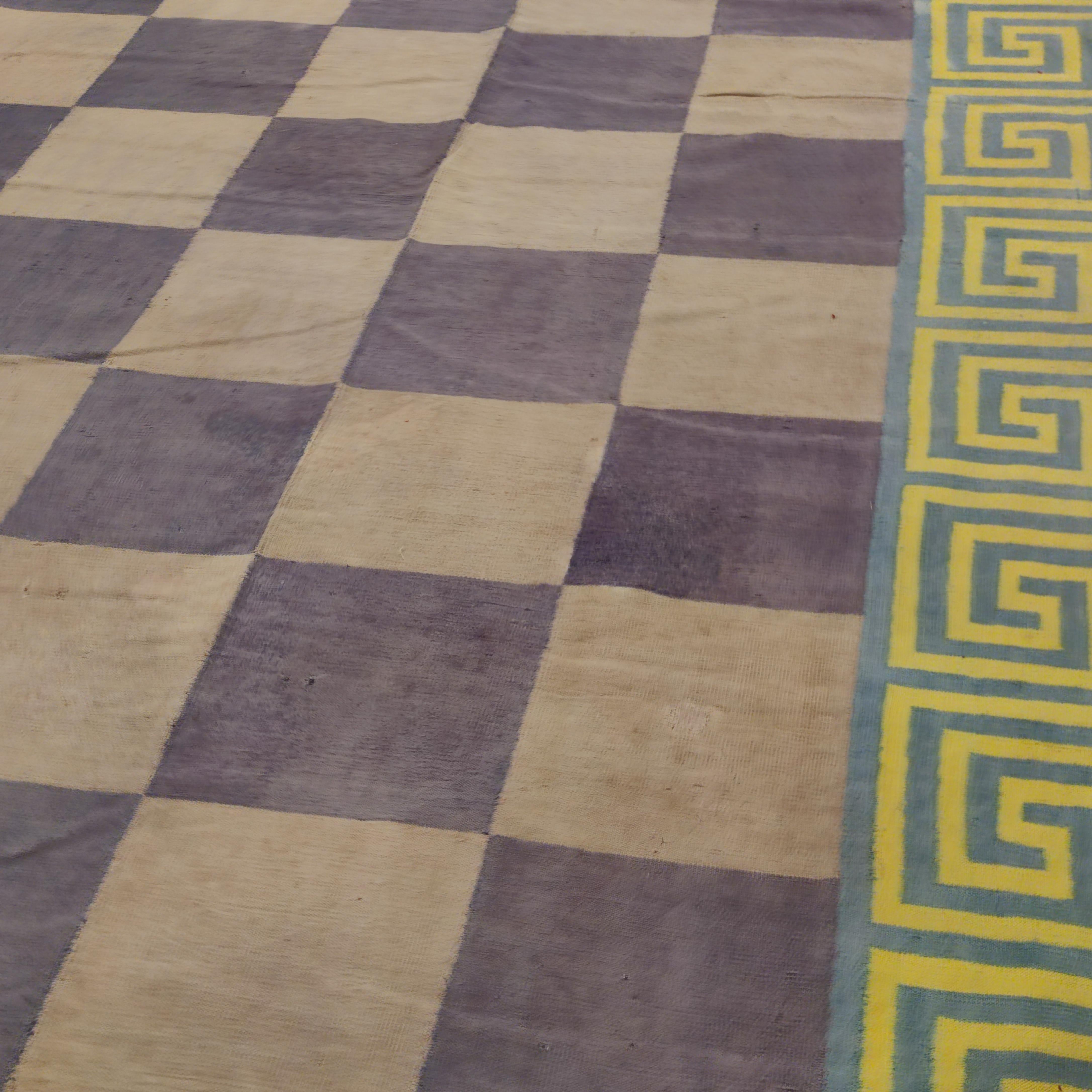 Atemberaubender antiker Dhurrie-Teppich aus Baumwolle mit weiem/lila Chequerboard im Art dco-Stil im Zustand „Gut“ im Angebot in Milan, IT