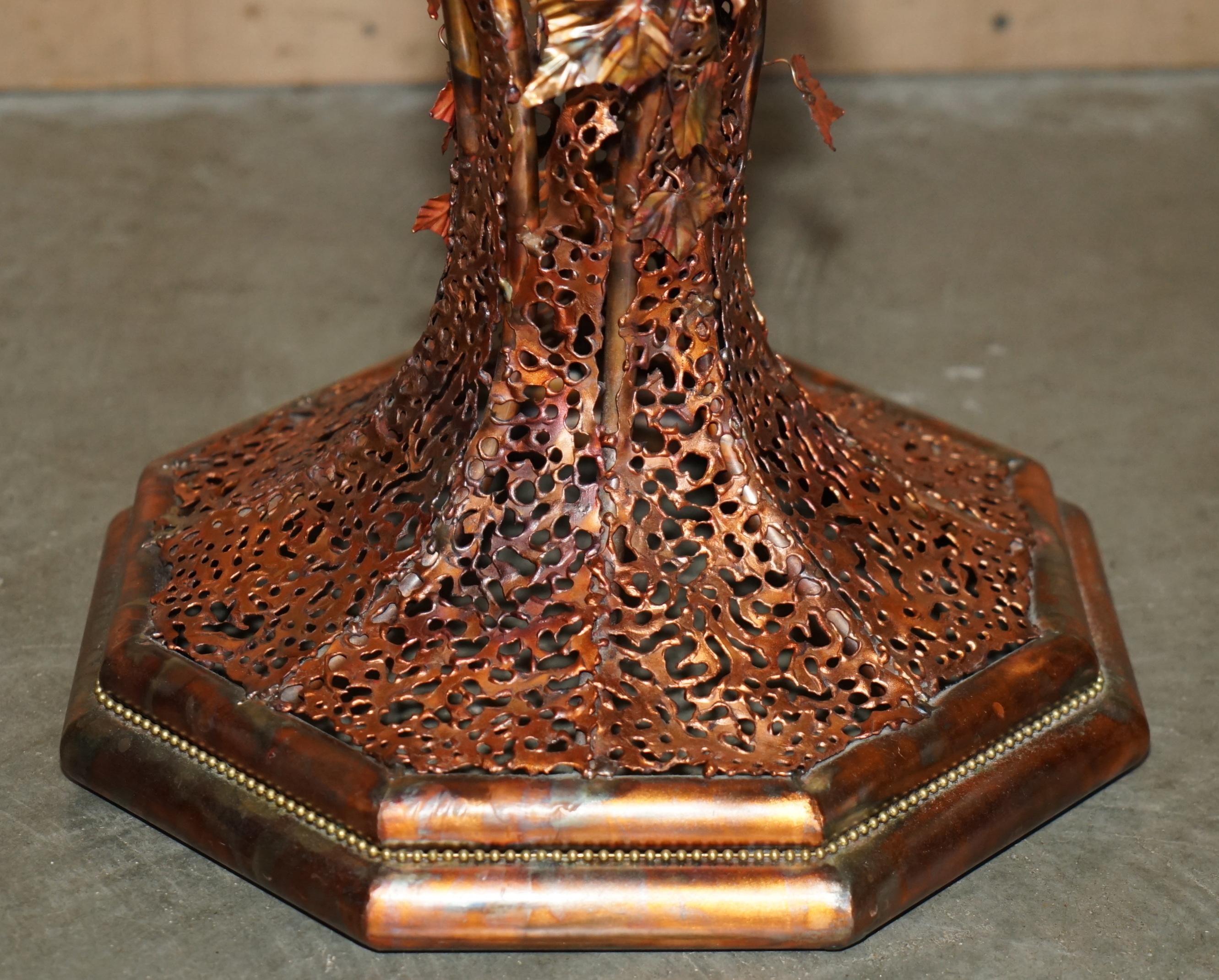 Stunning & UNIQUE PAIR DE TABLES LATÉRALES FLORALES D'INTÉRIEUR ITALIAN COPPER des années 1960 en vente 2