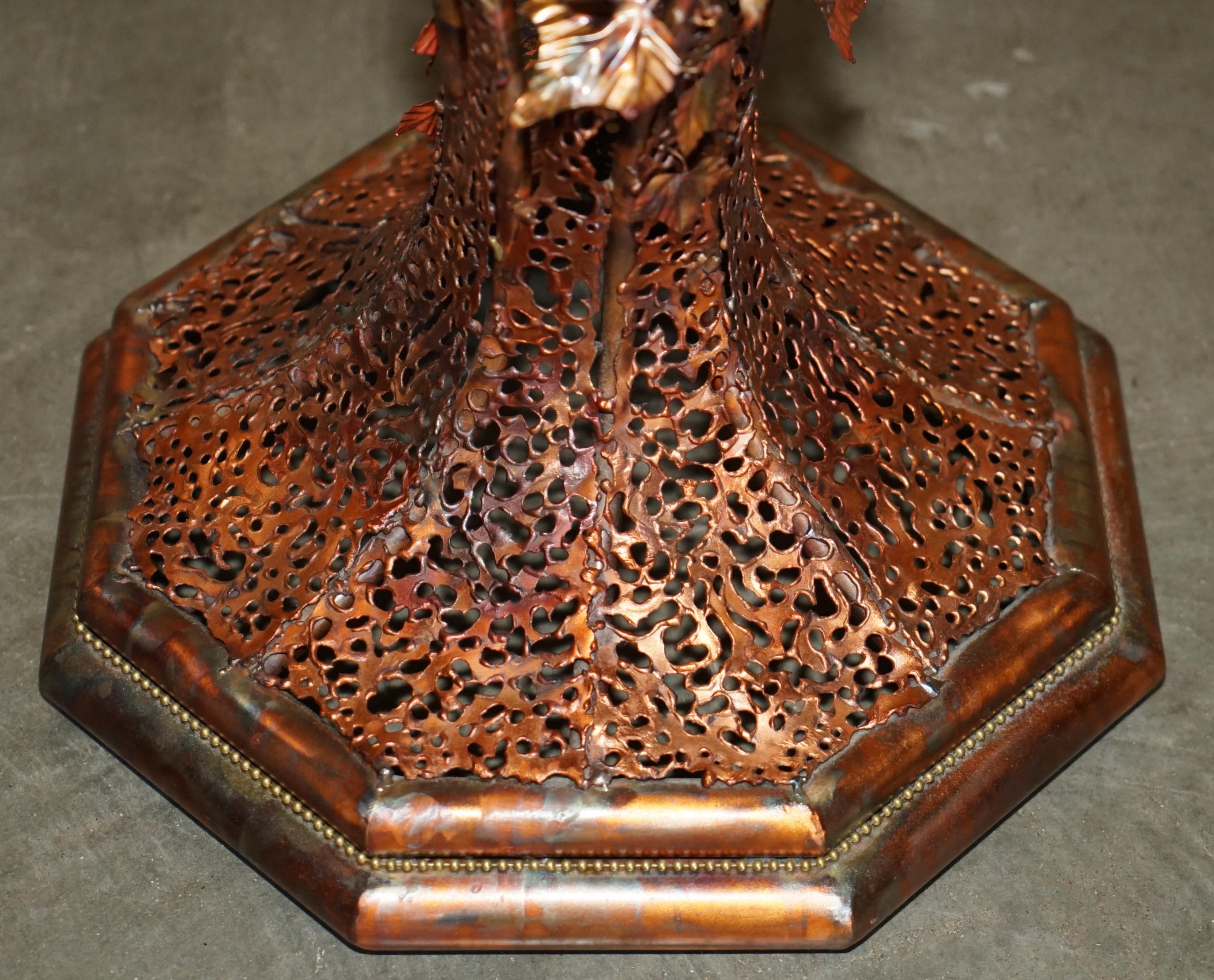 Stunning & UNIQUE PAIR DE TABLES LATÉRALES FLORALES D'INTÉRIEUR ITALIAN COPPER des années 1960 en vente 3