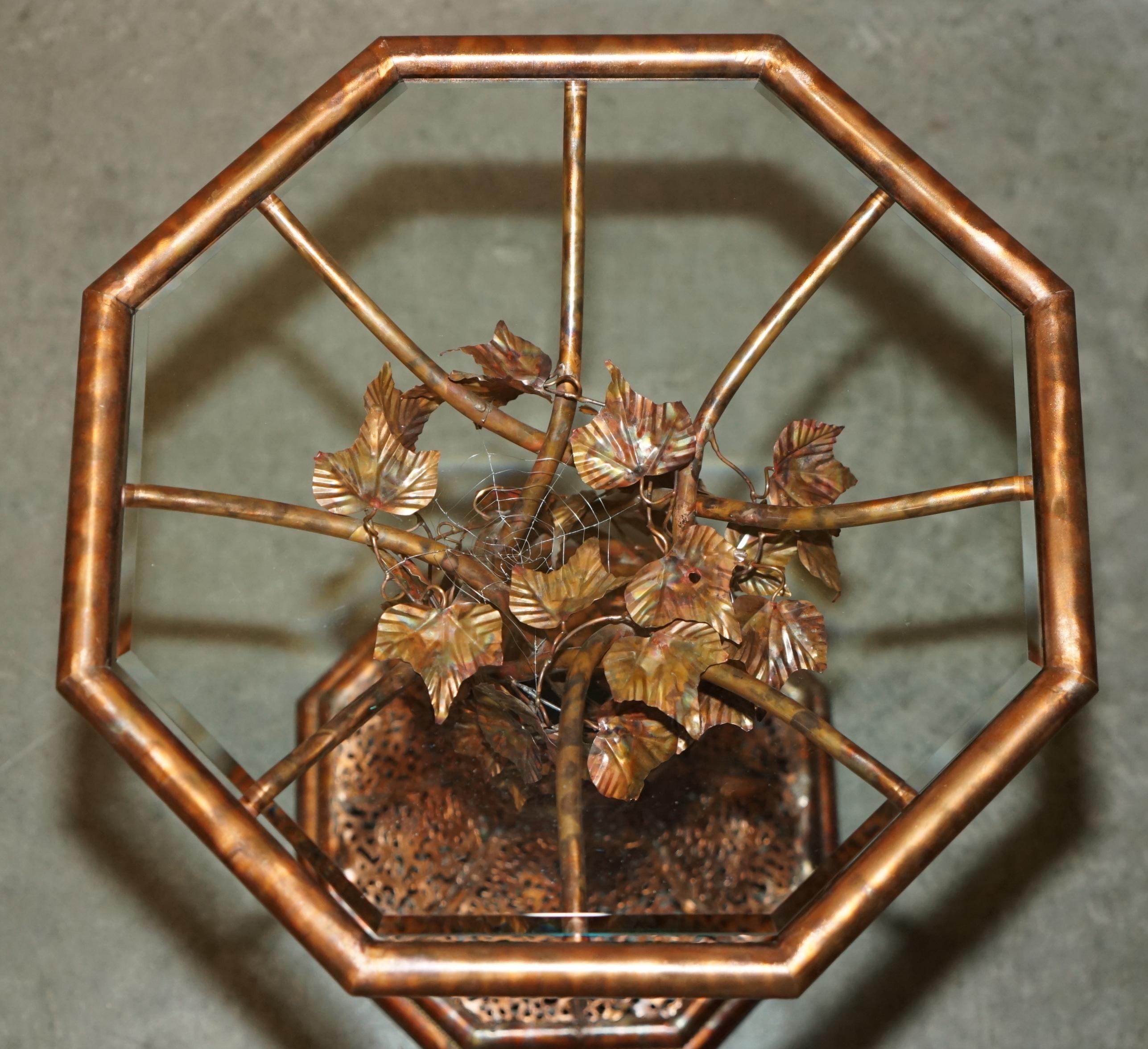 Stunning & UNIQUE PAIR DE TABLES LATÉRALES FLORALES D'INTÉRIEUR ITALIAN COPPER des années 1960 en vente 5