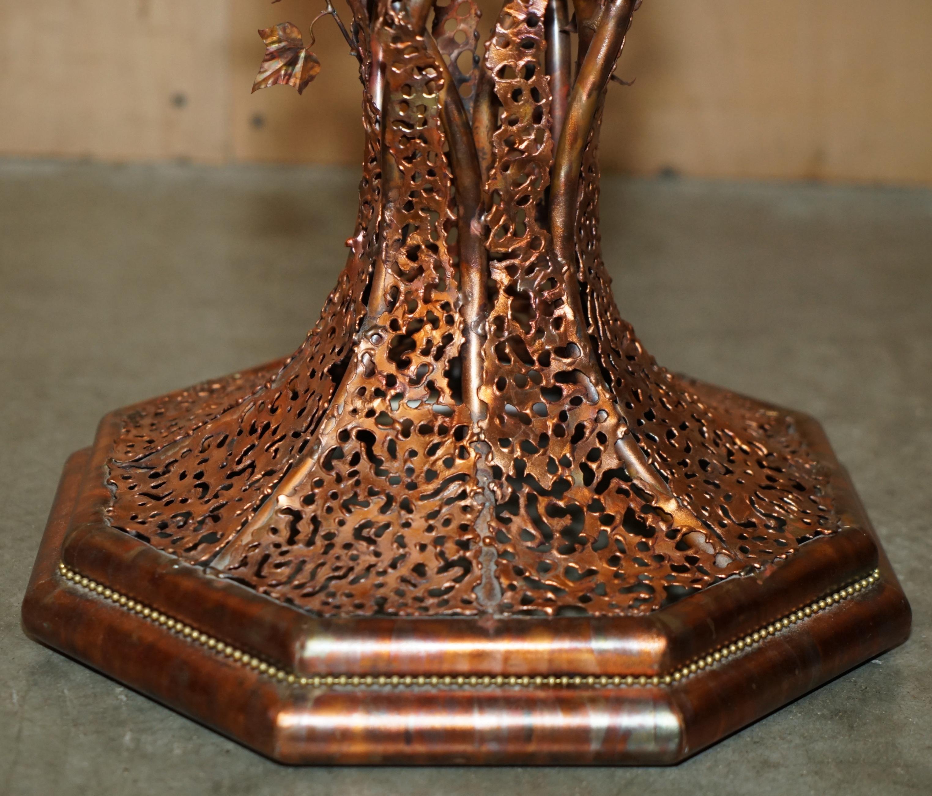 Stunning & UNIQUE PAIR DE TABLES LATÉRALES FLORALES D'INTÉRIEUR ITALIAN COPPER des années 1960 en vente 9