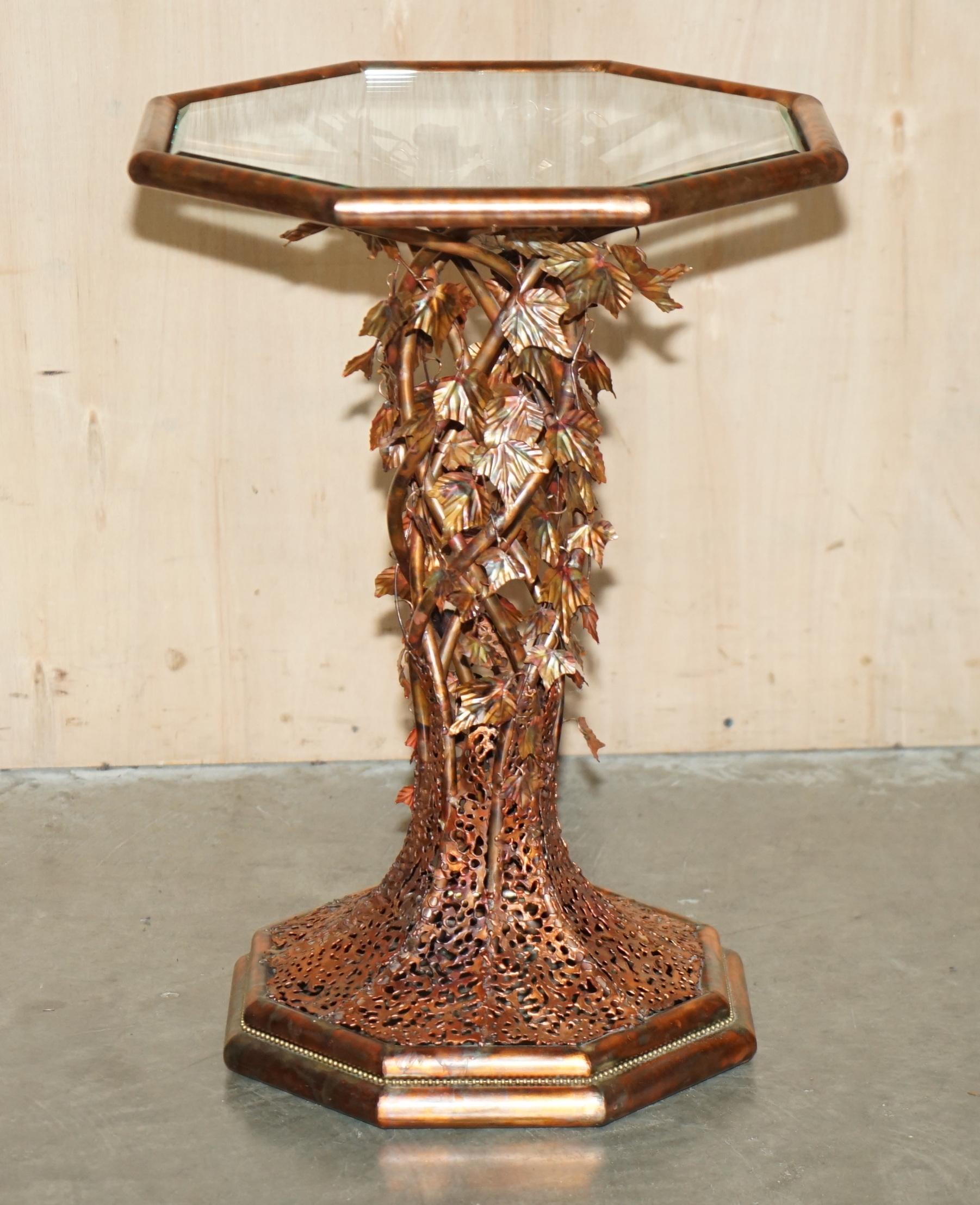 Mid-Century Modern Stunning & UNIQUE PAIR DE TABLES LATÉRALES FLORALES D'INTÉRIEUR ITALIAN COPPER des années 1960 en vente