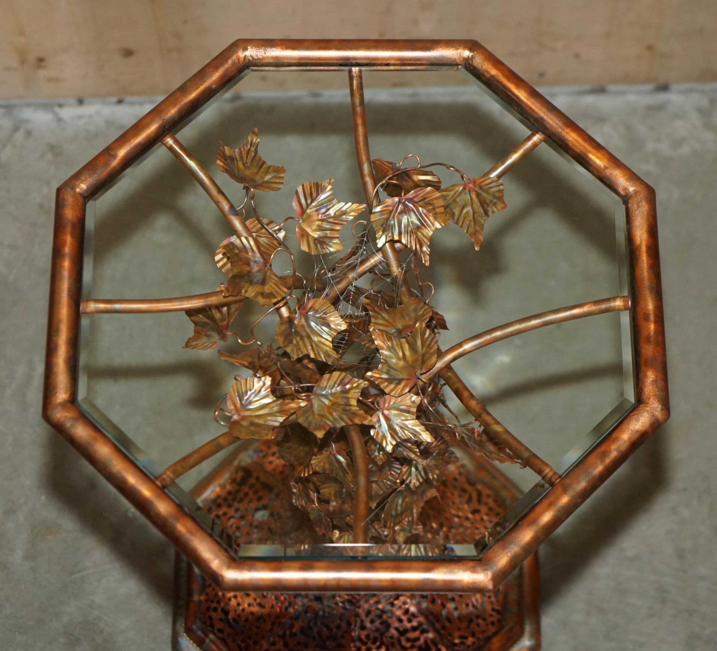 italien Stunning & UNIQUE PAIR DE TABLES LATÉRALES FLORALES D'INTÉRIEUR ITALIAN COPPER des années 1960 en vente