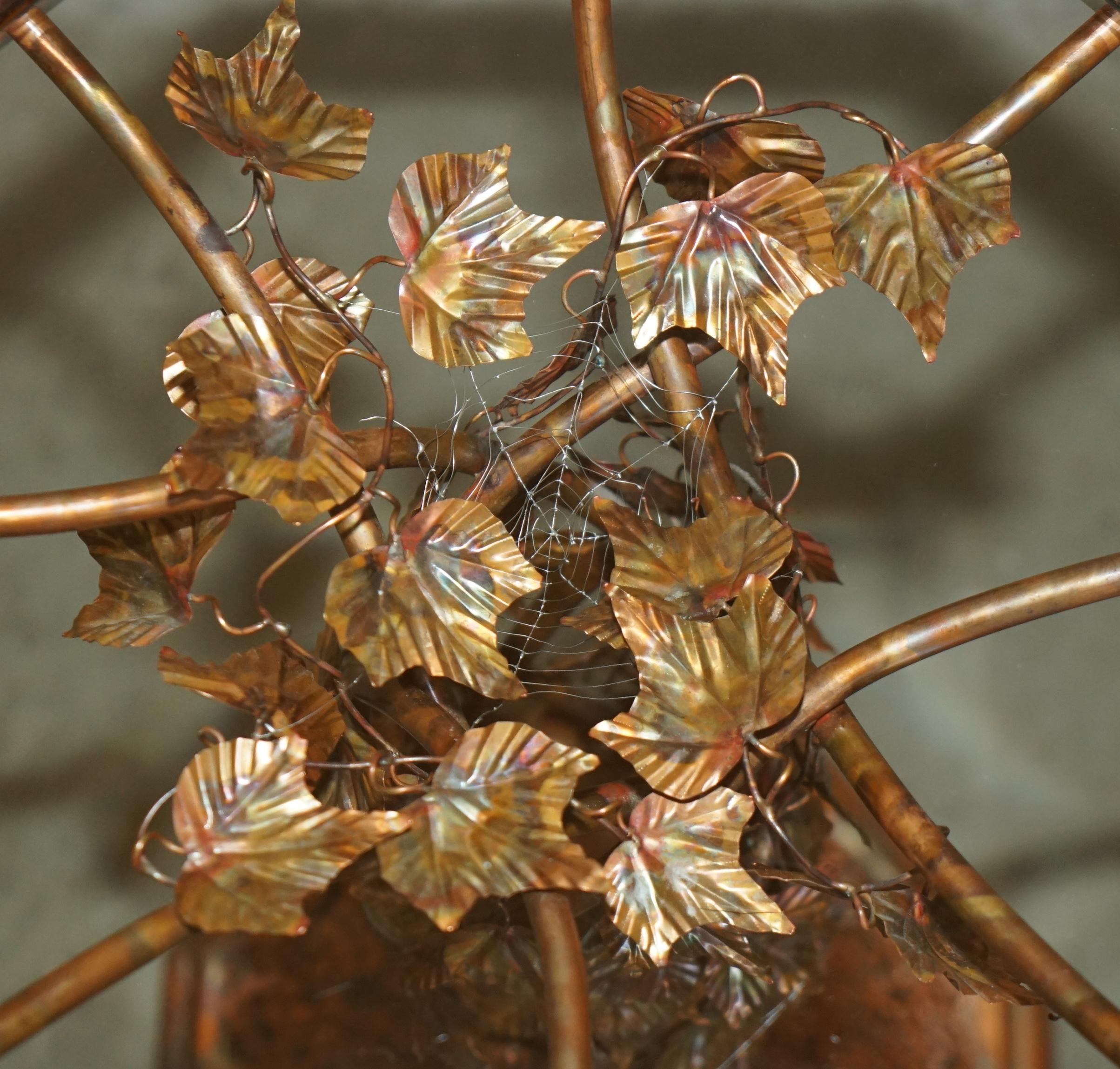 Fait main Stunning & UNIQUE PAIR DE TABLES LATÉRALES FLORALES D'INTÉRIEUR ITALIAN COPPER des années 1960 en vente