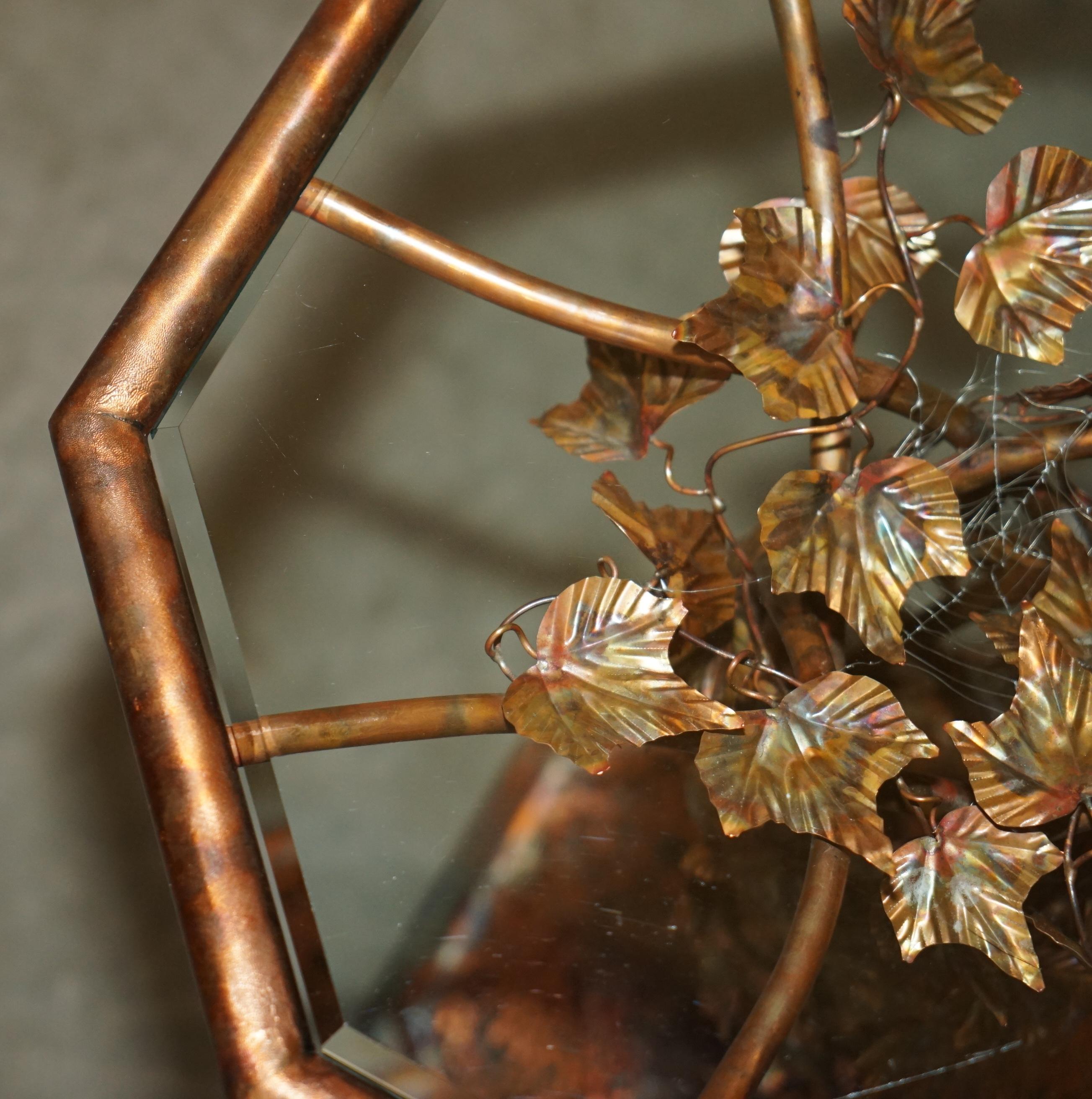 Stunning & UNIQUE PAIR DE TABLES LATÉRALES FLORALES D'INTÉRIEUR ITALIAN COPPER des années 1960 Bon état - En vente à West Sussex, Pulborough