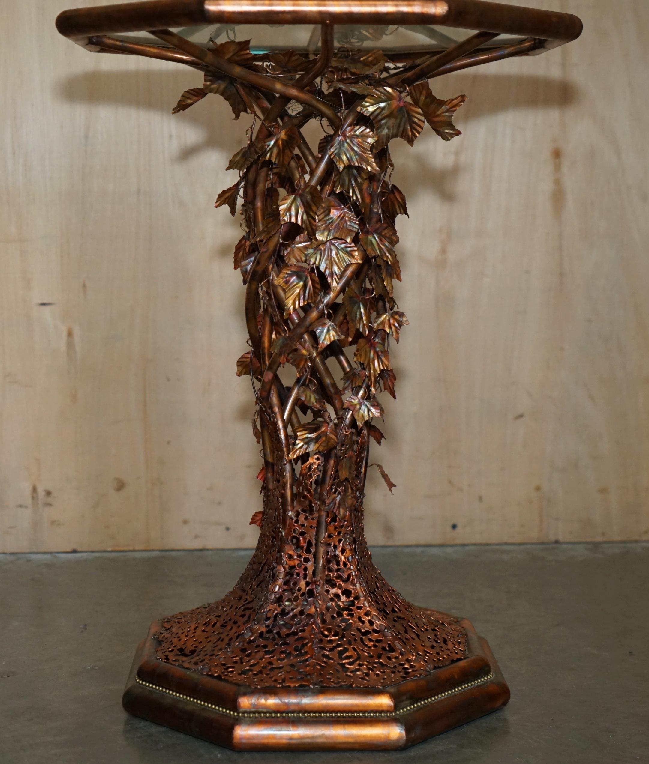 Milieu du XXe siècle Stunning & UNIQUE PAIR DE TABLES LATÉRALES FLORALES D'INTÉRIEUR ITALIAN COPPER des années 1960 en vente