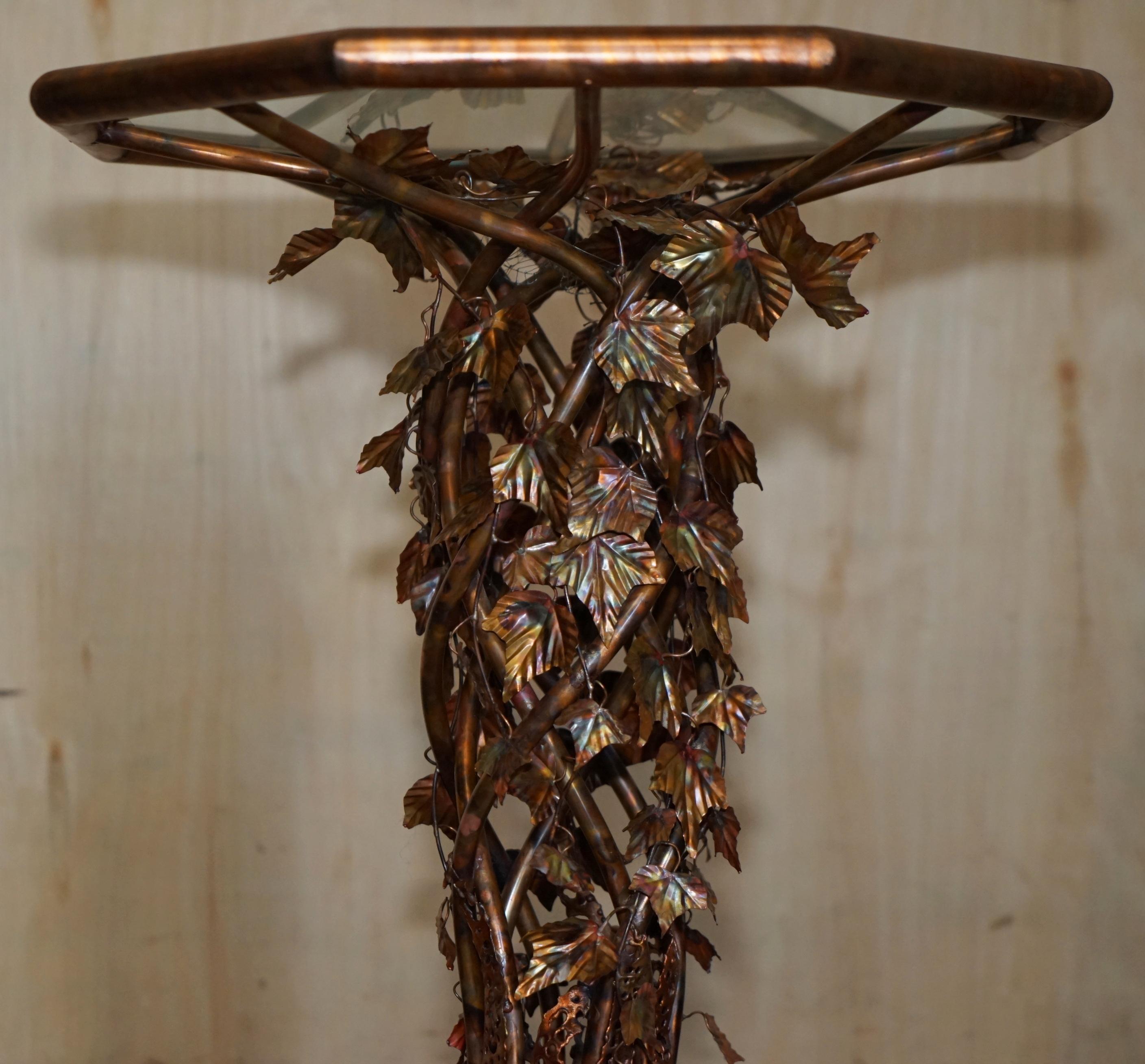 Cuivre Stunning & UNIQUE PAIR DE TABLES LATÉRALES FLORALES D'INTÉRIEUR ITALIAN COPPER des années 1960 en vente