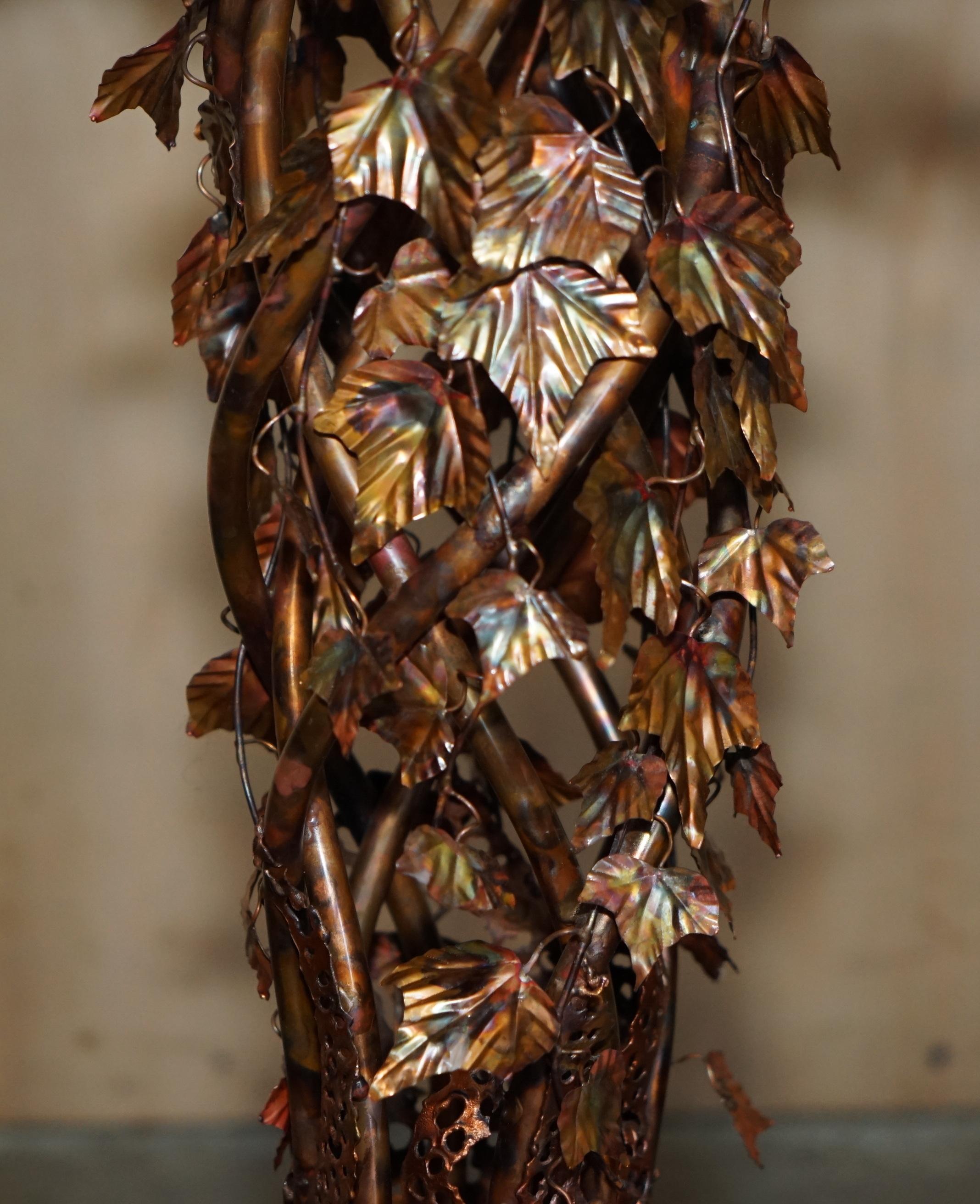 Stunning & UNIQUE PAIR DE TABLES LATÉRALES FLORALES D'INTÉRIEUR ITALIAN COPPER des années 1960 en vente 1