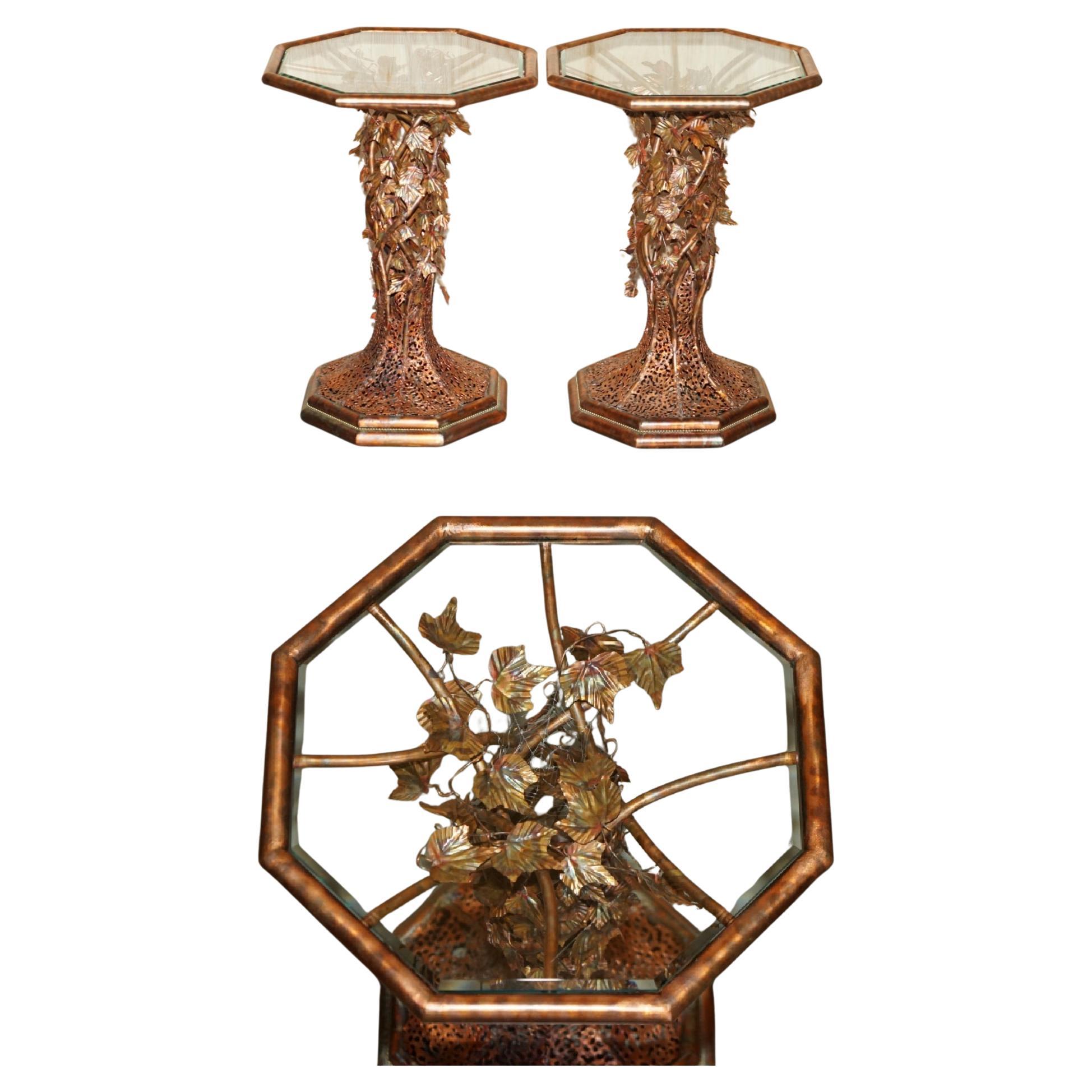 Stunning & UNIQUE PAIR DE TABLES LATÉRALES FLORALES D'INTÉRIEUR ITALIAN COPPER des années 1960 en vente