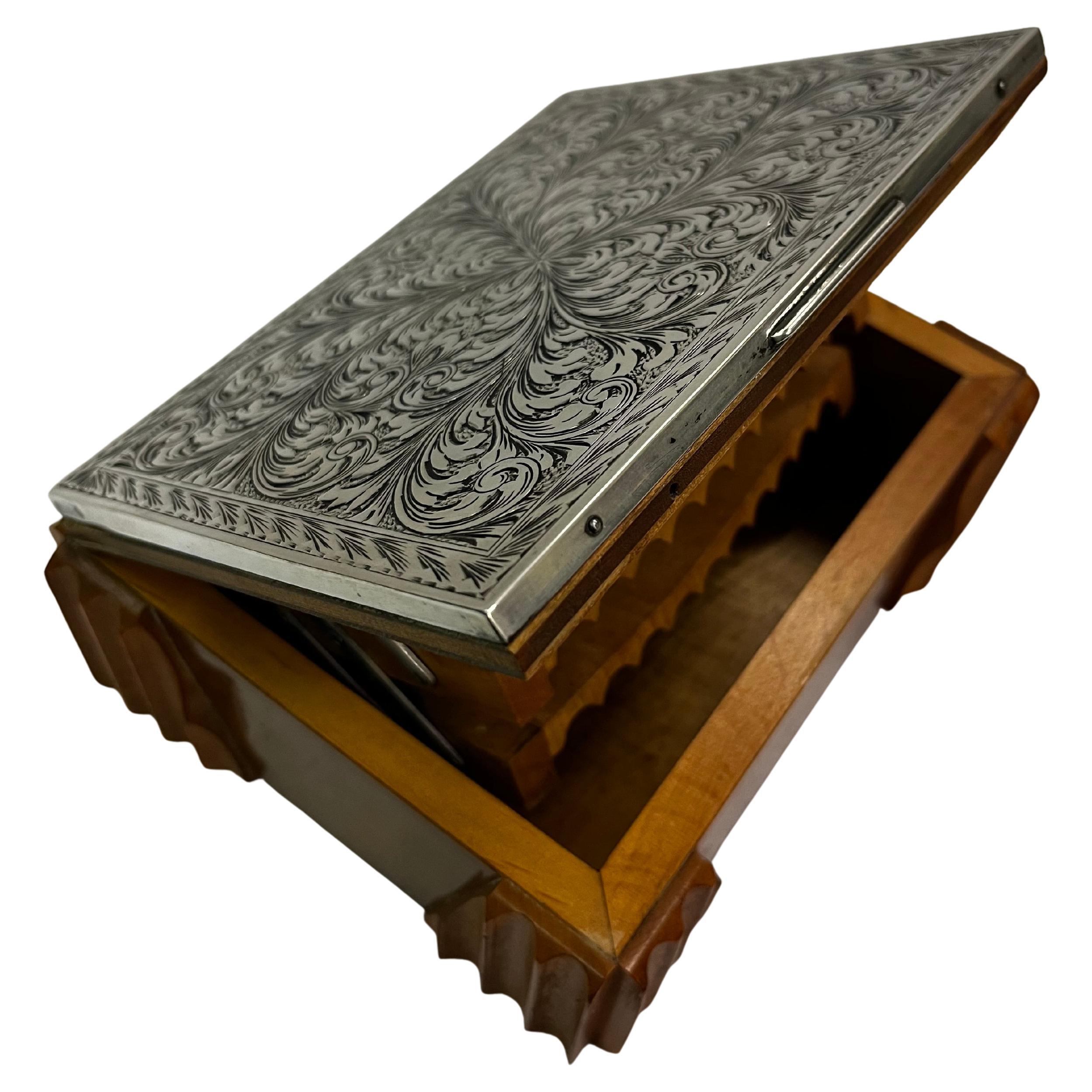 Stunning, valuable cigarette box, chased 800 silver, 1940s Italy For Sale
