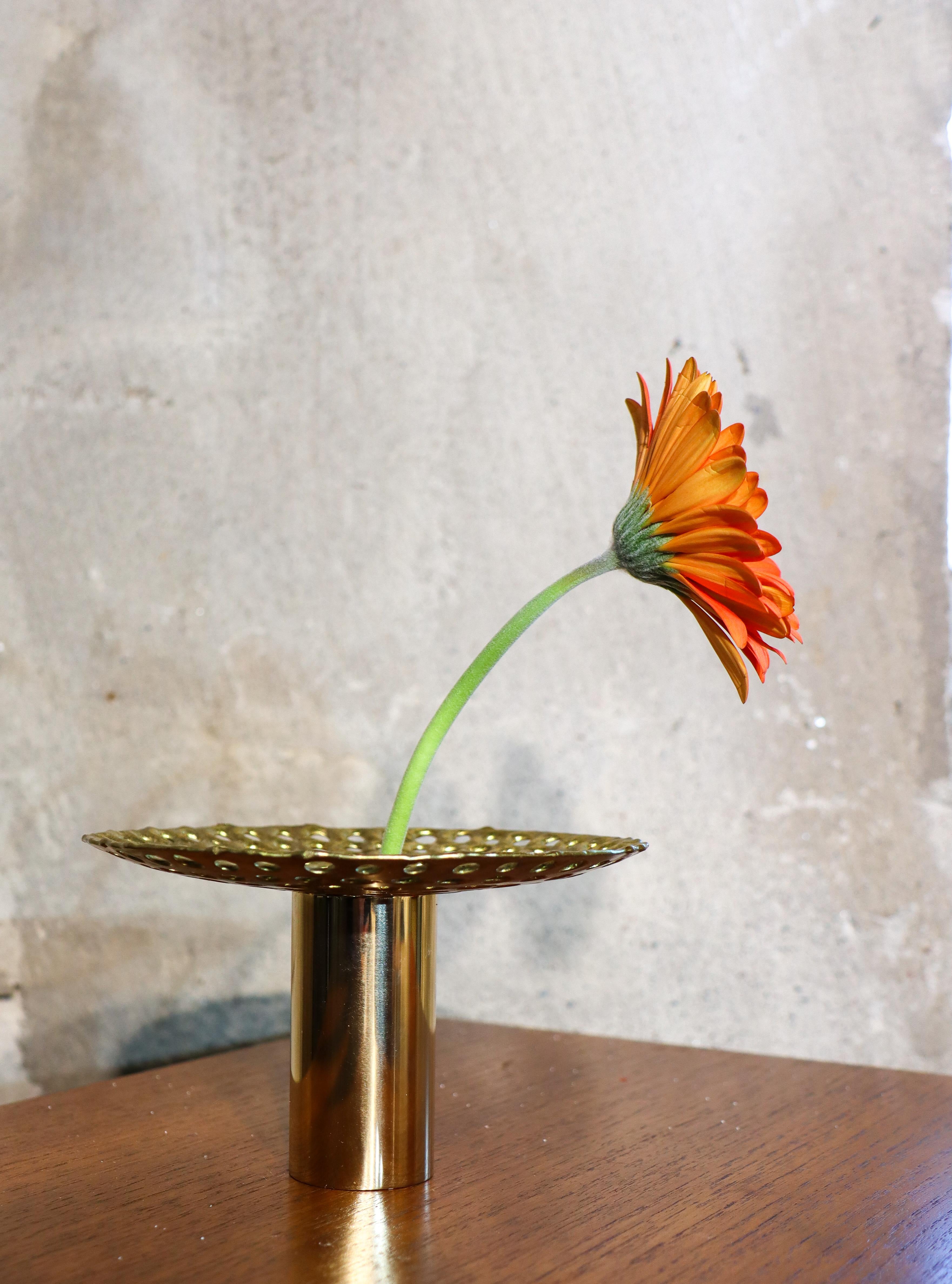 Uno straordinario e raro vaso in ottone di Pierre Forsell, progettato e prodotto a Skultuna negli anni 1960-70. Questo vaso è alto 10 cm (4