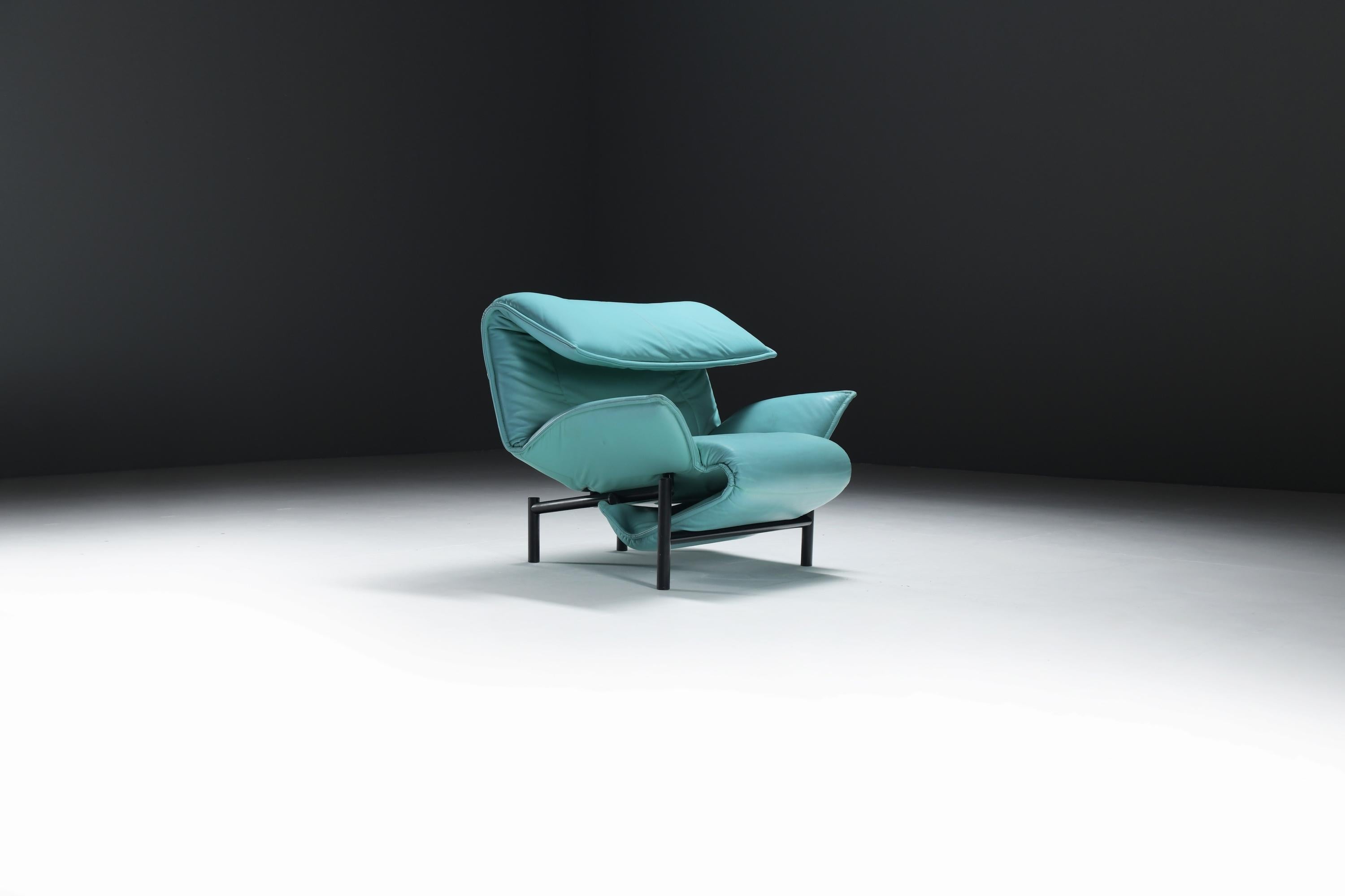 Disegnata dal famoso architetto italiano Vico Magistretti, questa bellissima poltrona lounge presenta un equilibrio estetico eccezionale. La base scultorea enfatizza le forme eleganti e slanciate del design. Nonostante la seduta ingombrante,