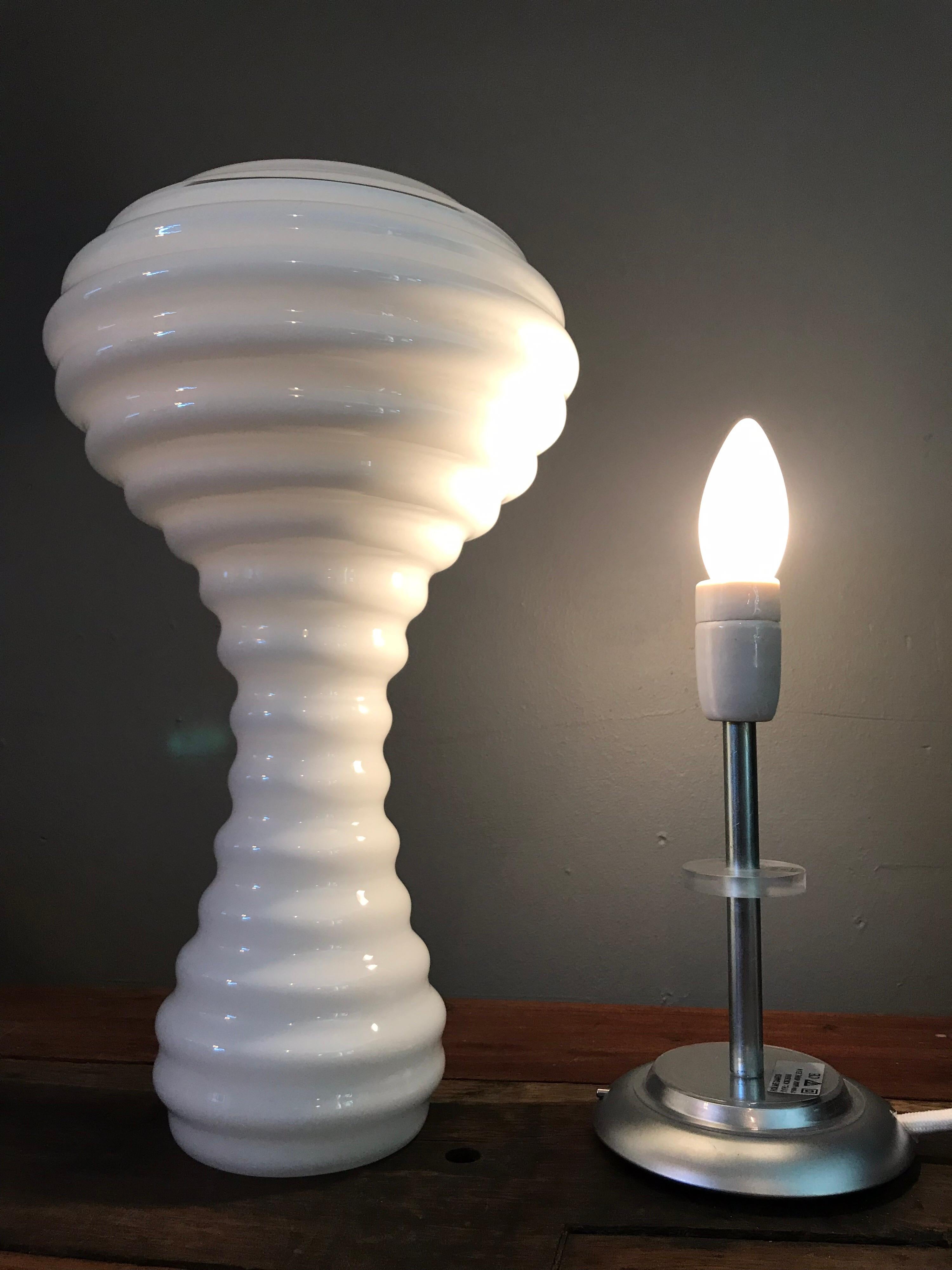 Stunning Verner Panton Table Lamp in Hand Blown Opaline Glass for Holmgaard In Good Condition For Sale In Søborg, DK