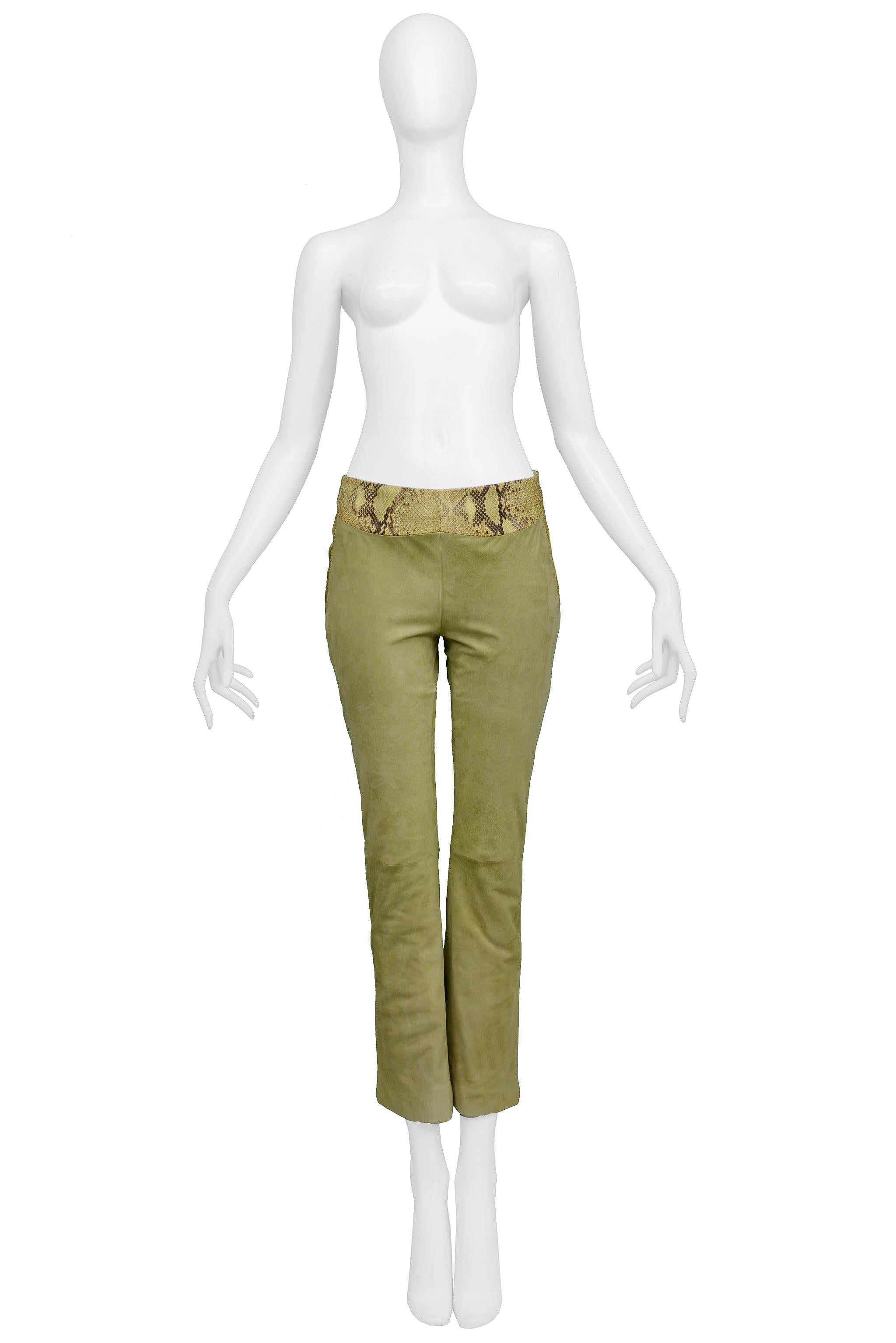 Resurrection Vintage est heureux d'offrir une paire de pantalons vintage Versace en daim vert clair avec une taille haute, une coupe ajustée, des jambes fines, une ceinture en cuir contrastée, une doublure et une fermeture éclair latérale.