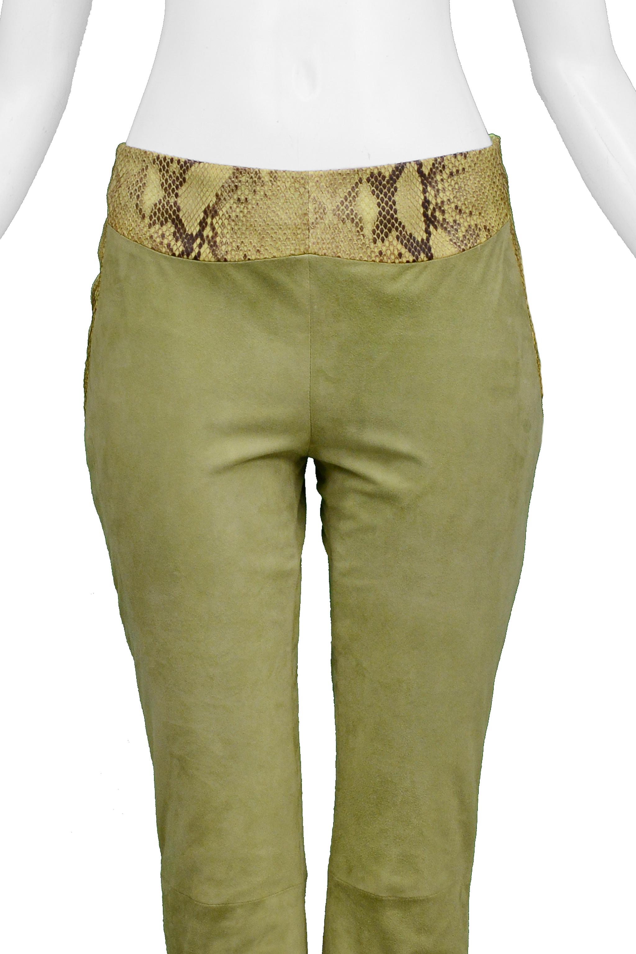 Marron Superbe pantalon Versace en daim et cuir imprimé serpent et vert   en vente