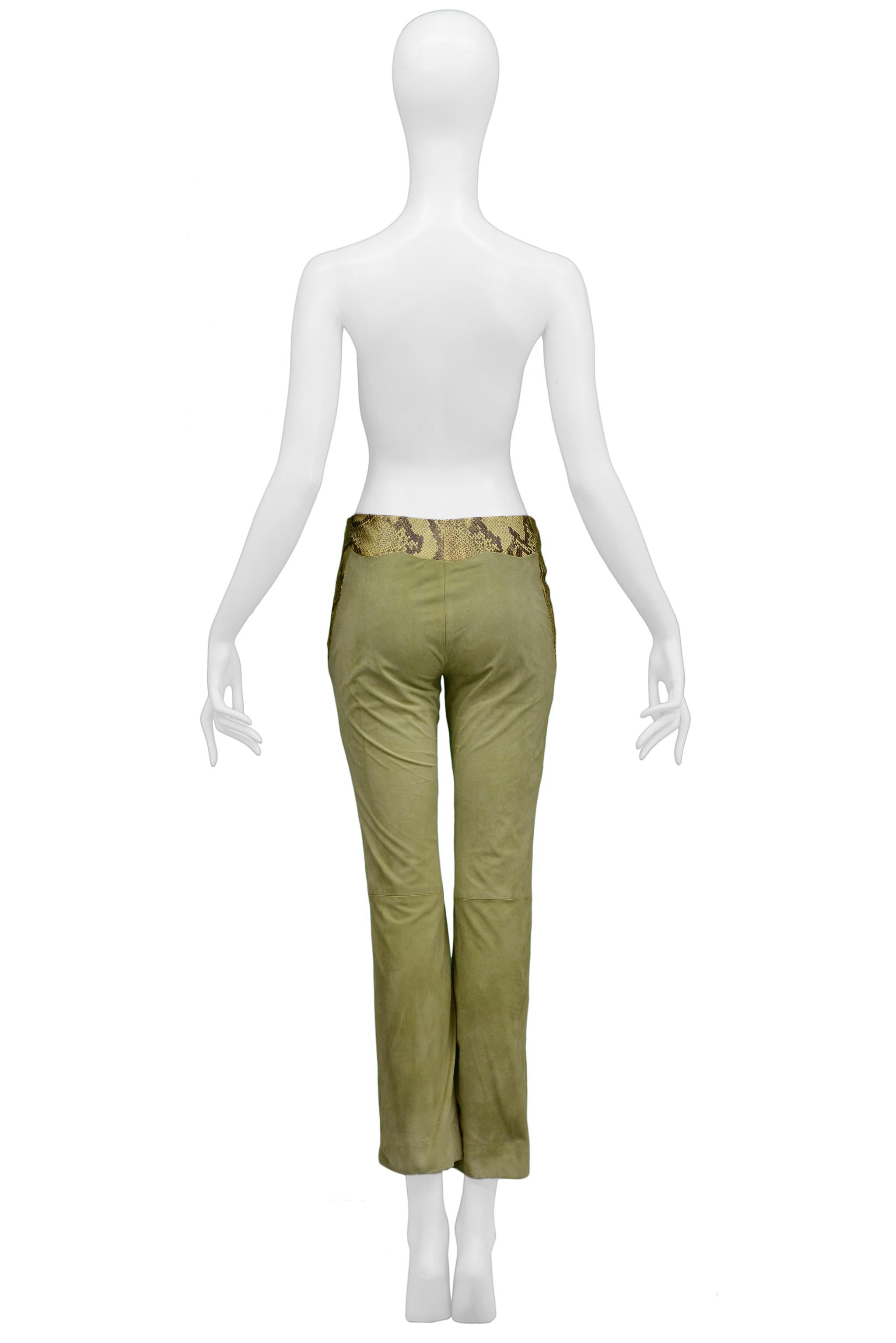 Superbe pantalon Versace en daim et cuir imprimé serpent et vert   Excellent état - En vente à Los Angeles, CA