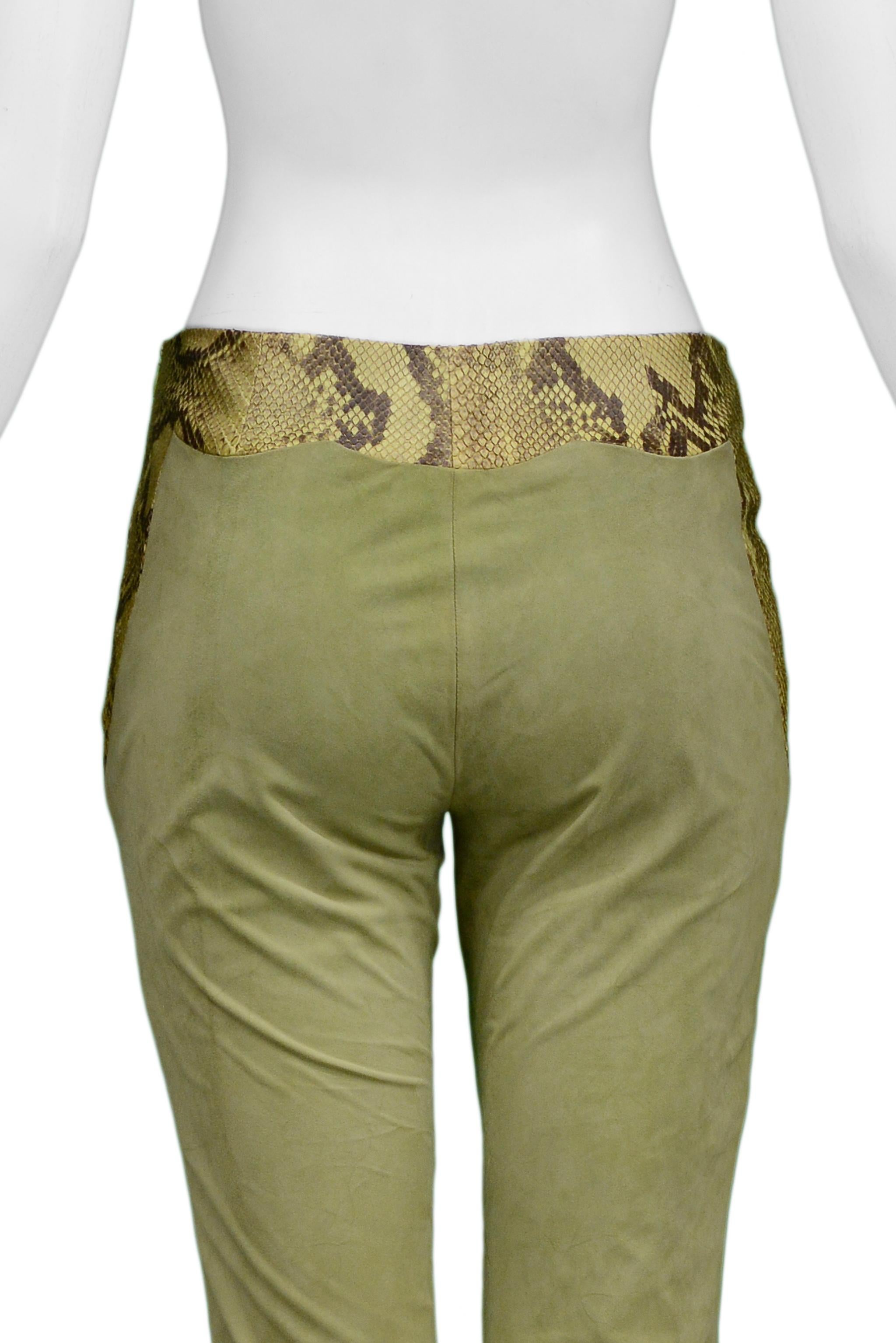 Superbe pantalon Versace en daim et cuir imprimé serpent et vert   Pour femmes en vente