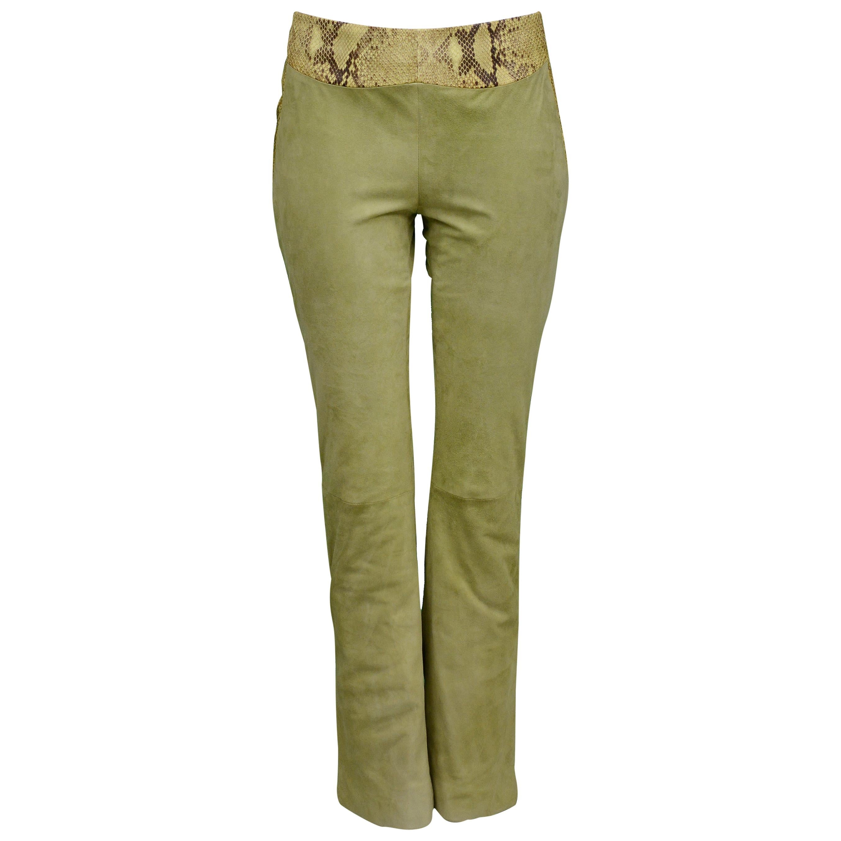 Superbe pantalon Versace en daim et cuir imprimé serpent et vert   en vente