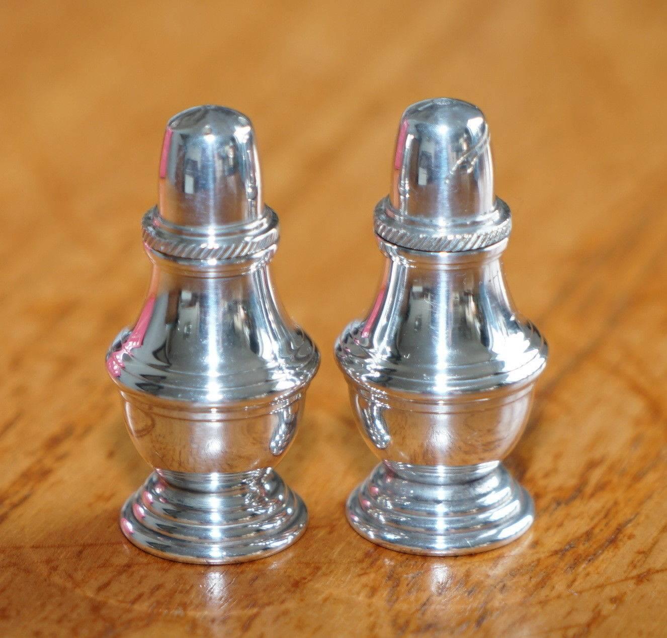 We are delighted to offer for sale this lovely pair of small very heavy silver plated Asprey London salt and pepper shakers

A great little set, the pepper looks to be perfect, the salt has a scratch on the top

Dimensions

Height 5.5