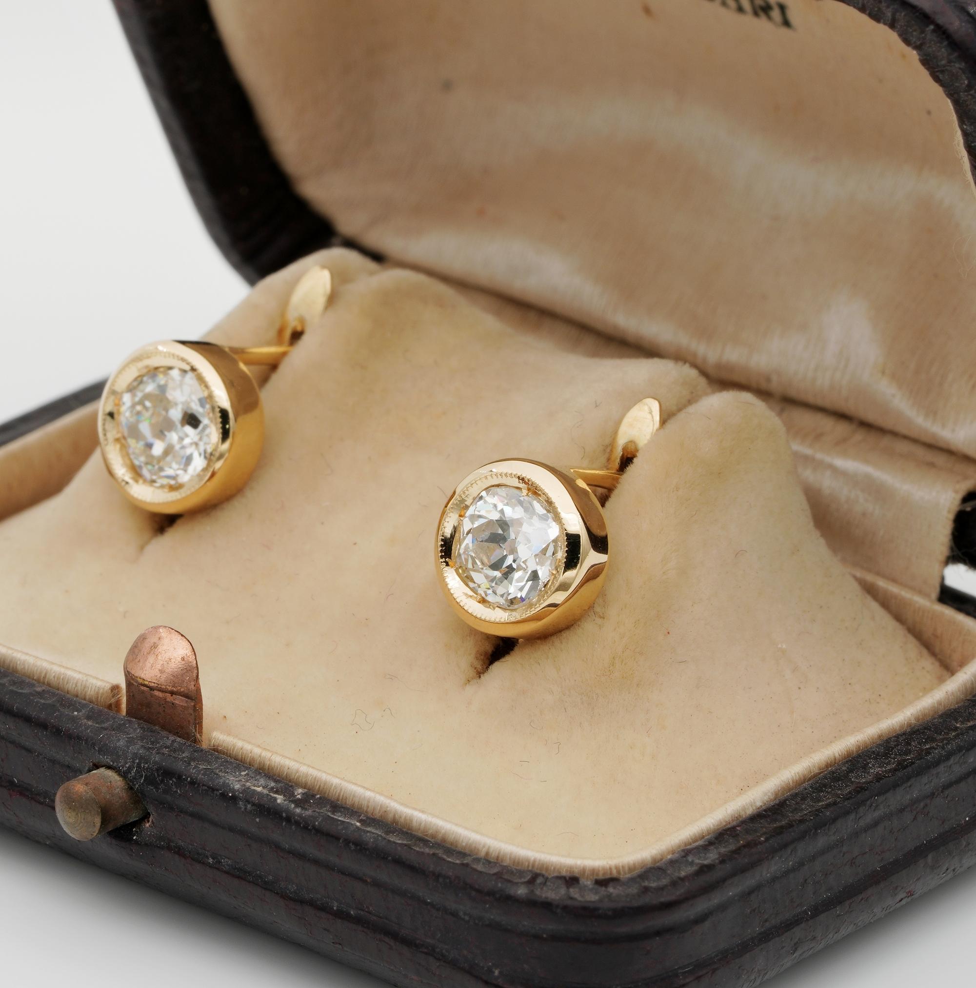 Stunning Victorian 1.58 Carat Old Mine Cut Diamond Solitaire 18 Karat Earrings In Good Condition For Sale In Napoli, IT