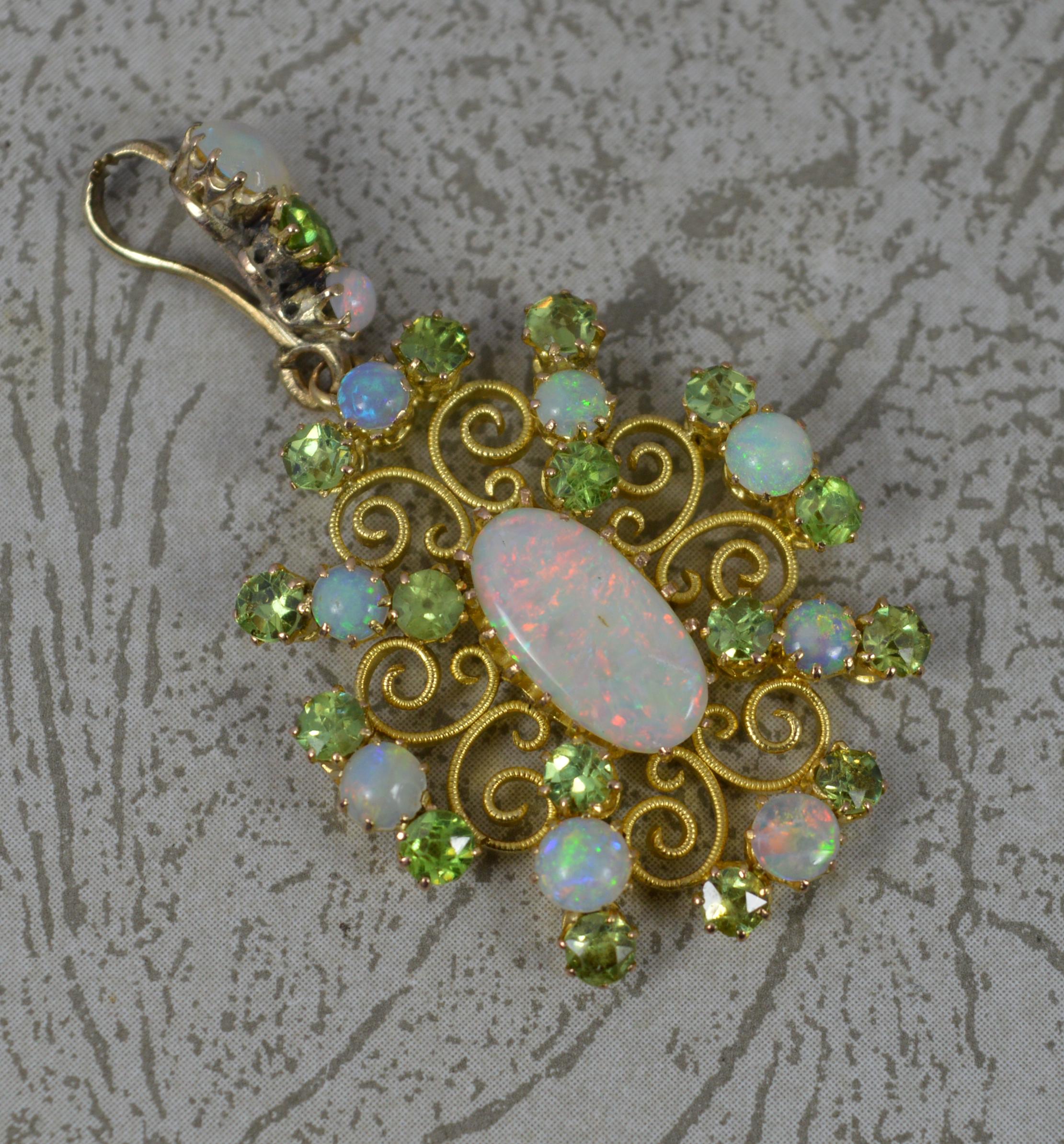 Atemberaubender viktorianischer Opal- und Peridot-Anhänger aus 15 Karat Gold (Edwardian)