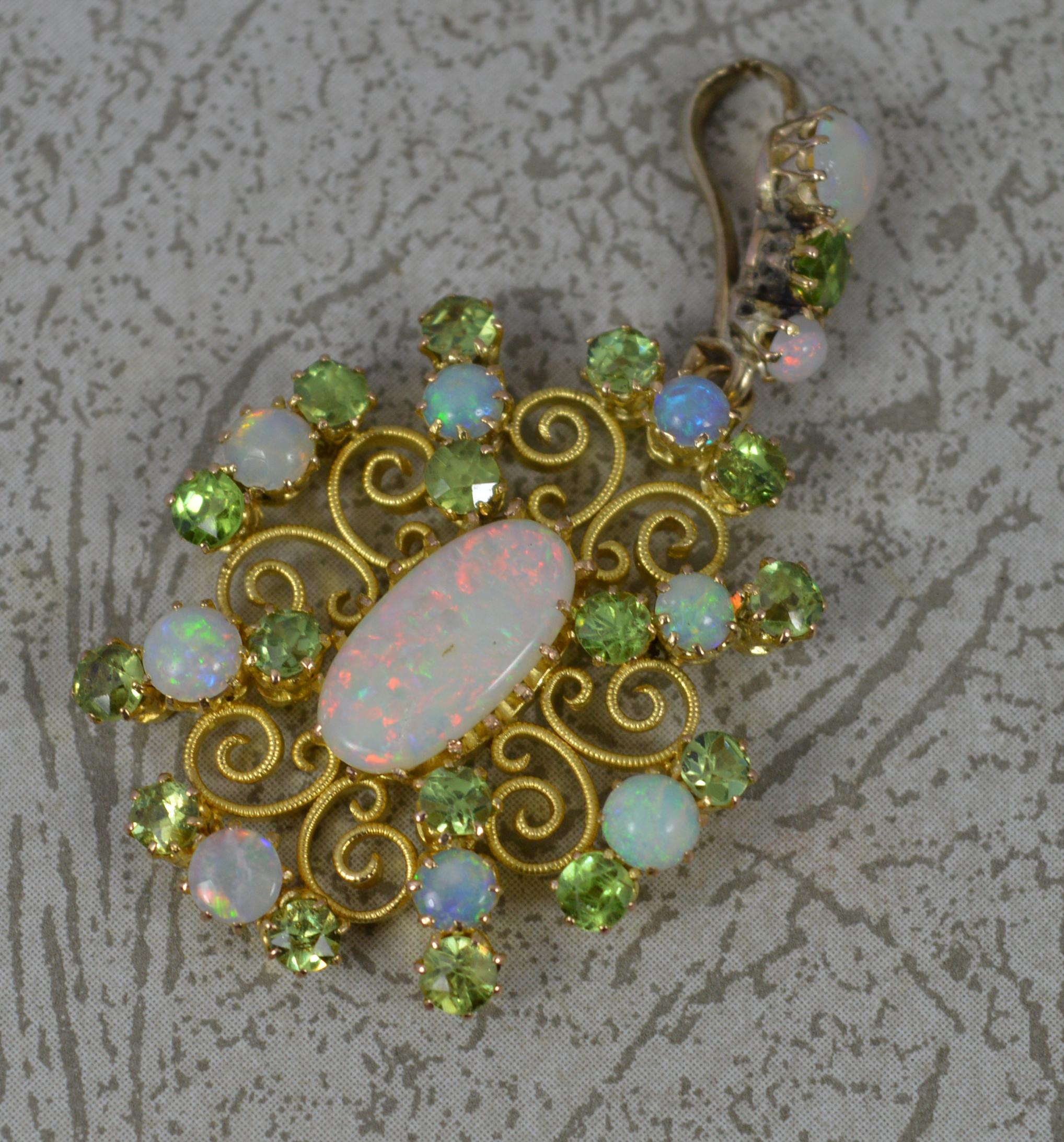 Atemberaubender viktorianischer Opal- und Peridot-Anhänger aus 15 Karat Gold (Ovalschliff)