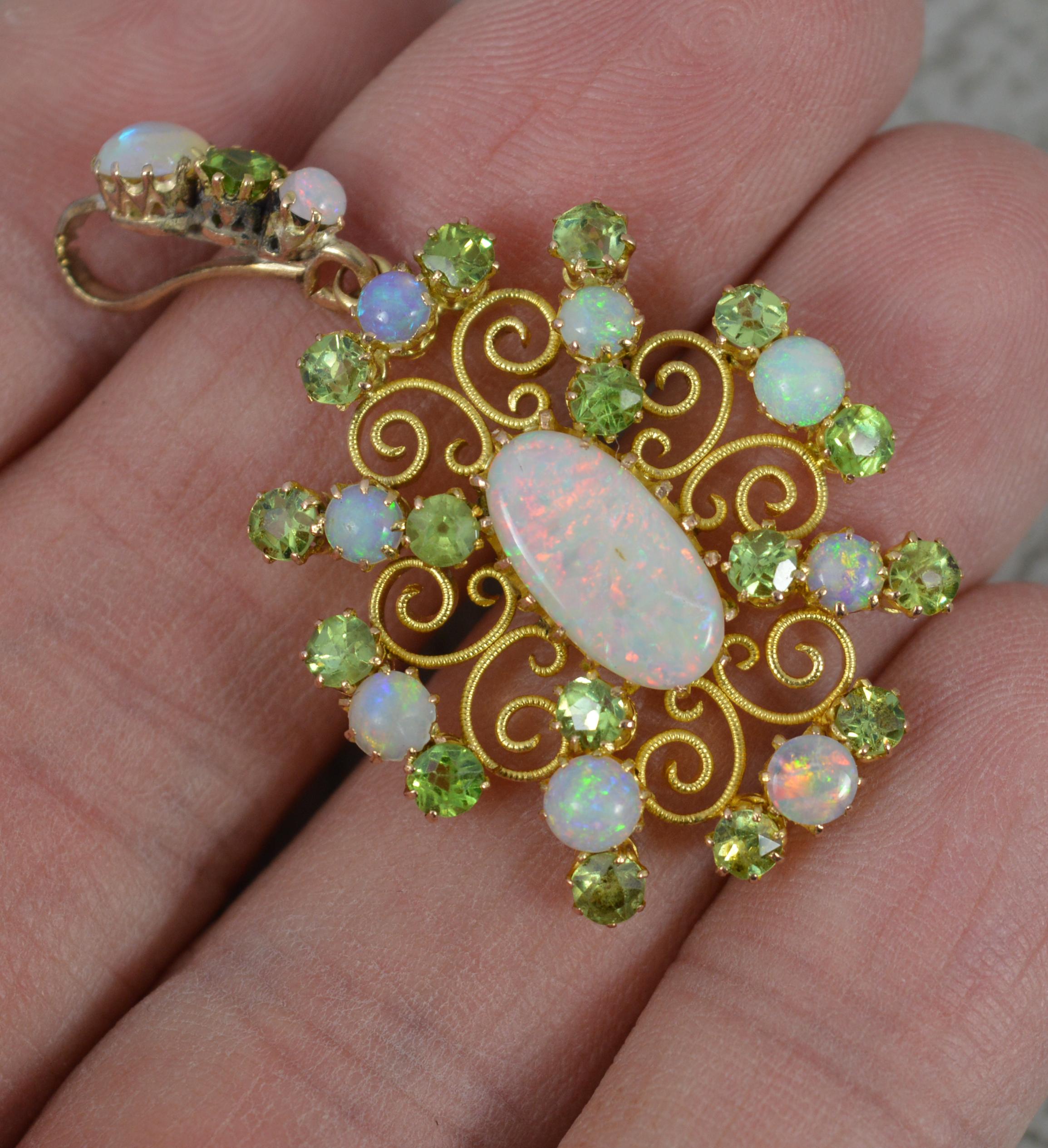 Atemberaubender viktorianischer Opal- und Peridot-Anhänger aus 15 Karat Gold im Zustand „Gut“ in St Helens, GB