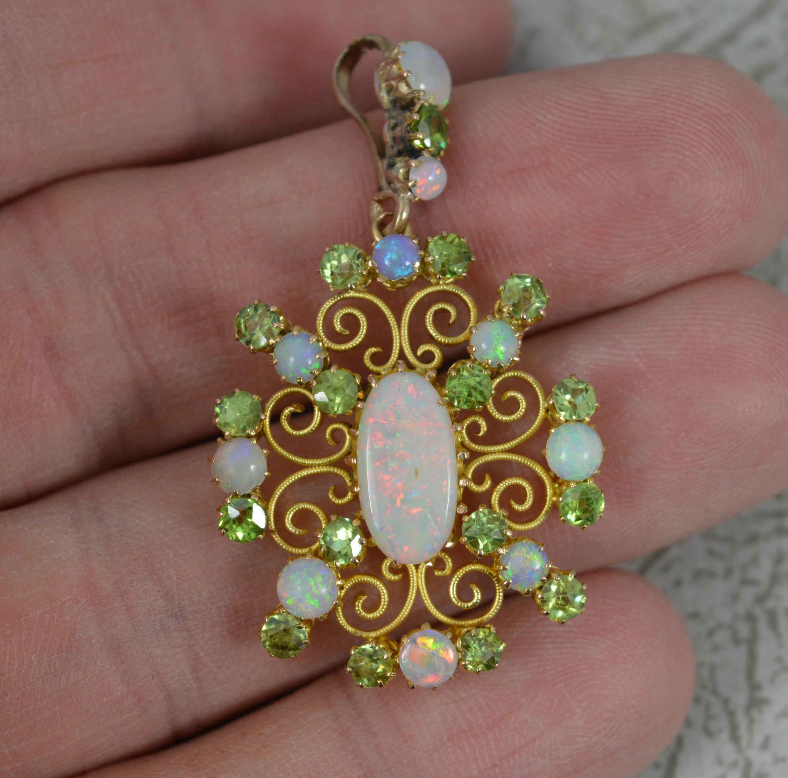Atemberaubender viktorianischer Opal- und Peridot-Anhänger aus 15 Karat Gold Damen