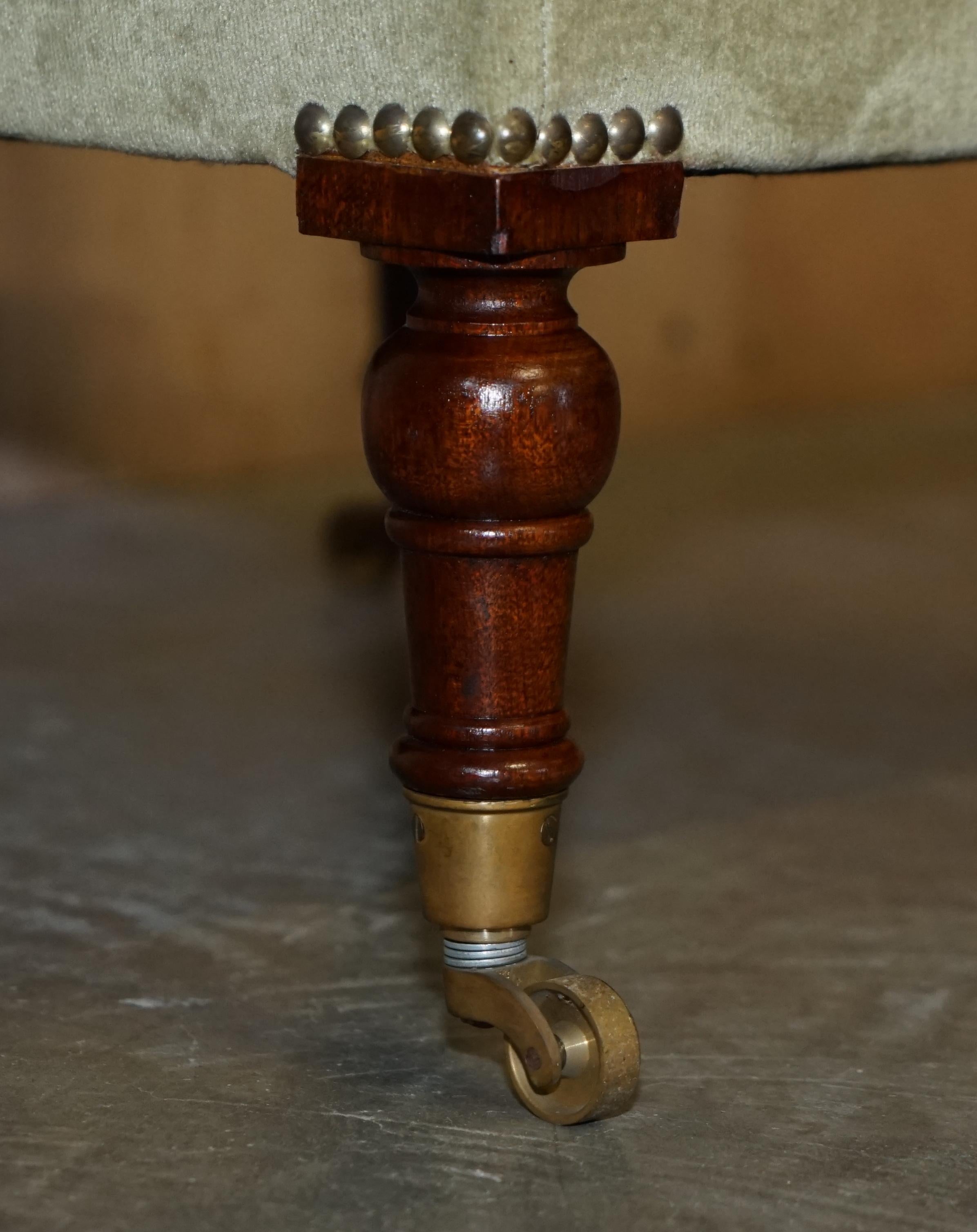 Anglais Superbe tabouret de pied VICTORIEN ANTIQUE, style WILLIAM & MARY, en bois dur avec broderie. en vente