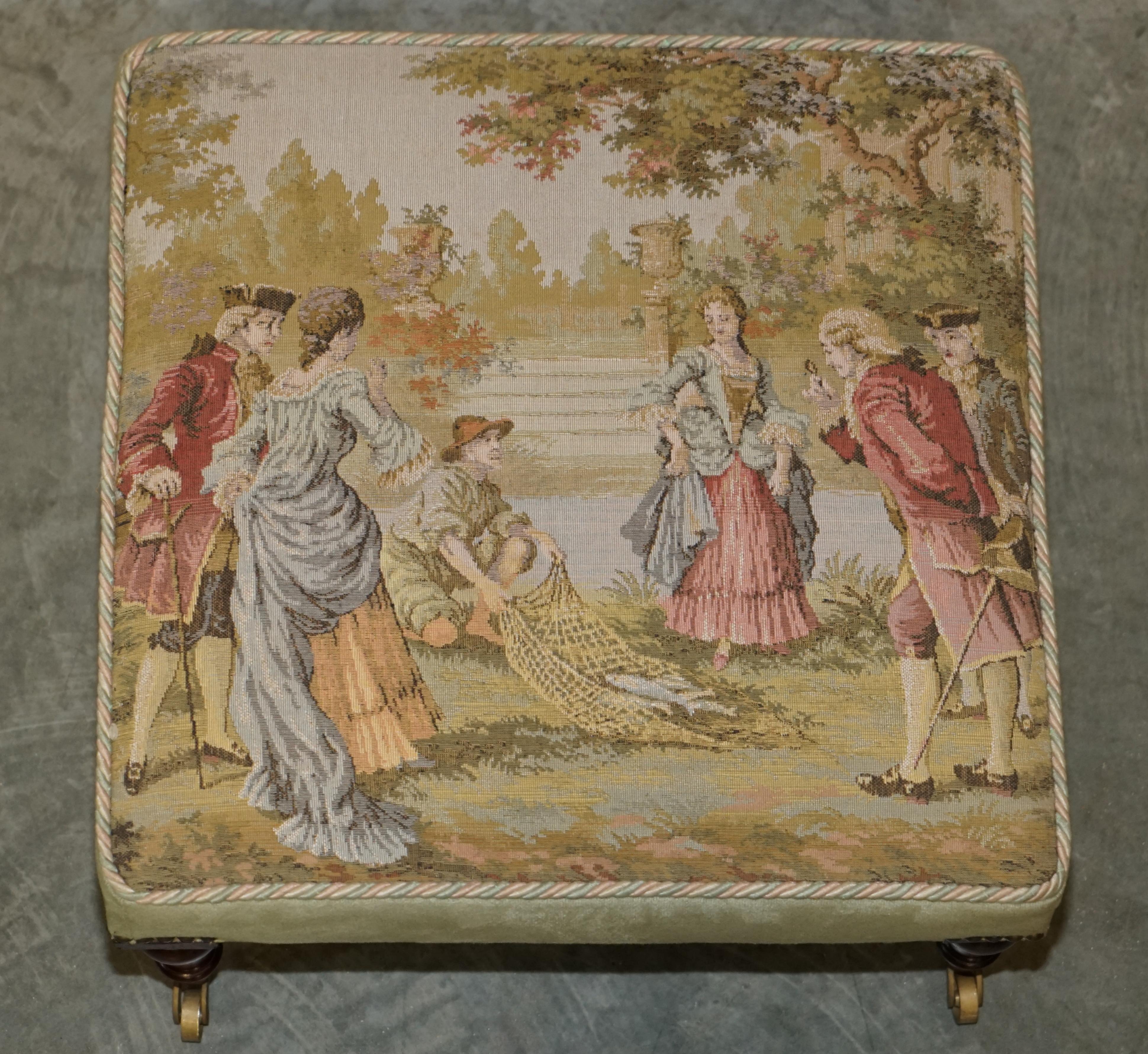 Stunning Victorian Antique William & Mary Style Hardwood Embroidered Footstool In Good Condition In West Sussex, Pulborough