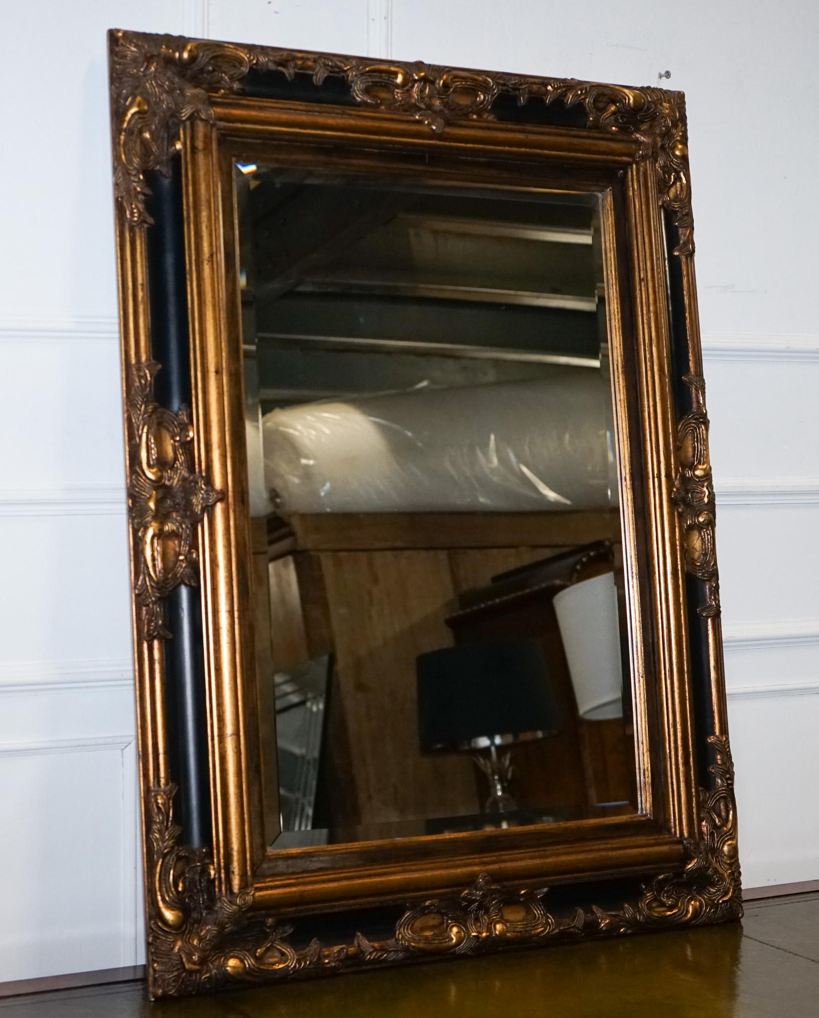
Antiquités de Londres



Nous sommes ravis d'offrir à la vente ce magnifique miroir biseauté noir et or sculpté de style victorien ancien. 

Découvrez les trésors uniques d'un luxueux manoir de Cobham !

Explorez notre inventaire soigneusement