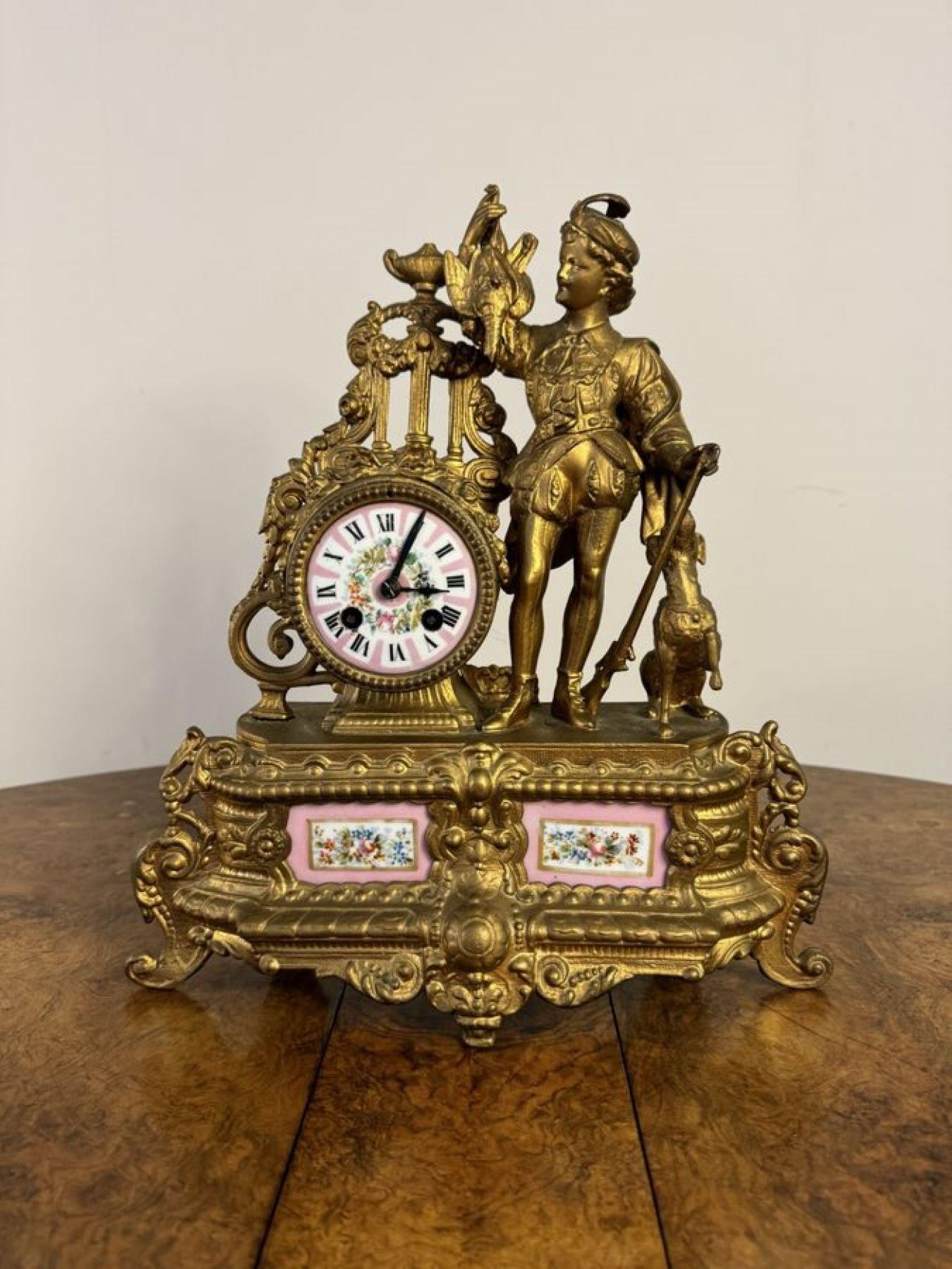 Impresionante reloj de manto victoriano francés del siglo XIX de metal dorado y porcelana, con un reloj de manto victoriano antiguo de calidad con un cazador flanqueando la preciosa esfera de porcelana rosa y blanca decorada con detalles florales,