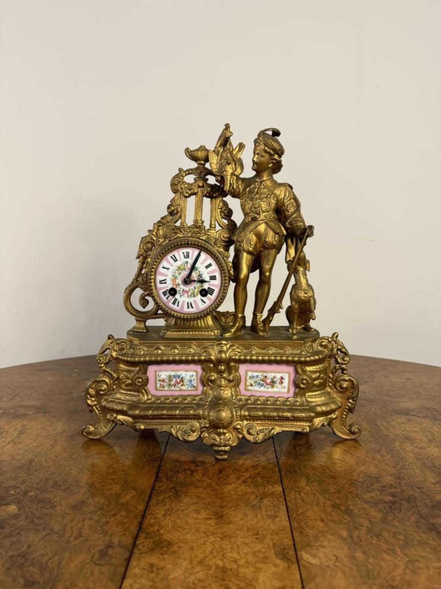 Impresionante reloj de manto victoriano francés del siglo XIX de metal dorado y porcelana