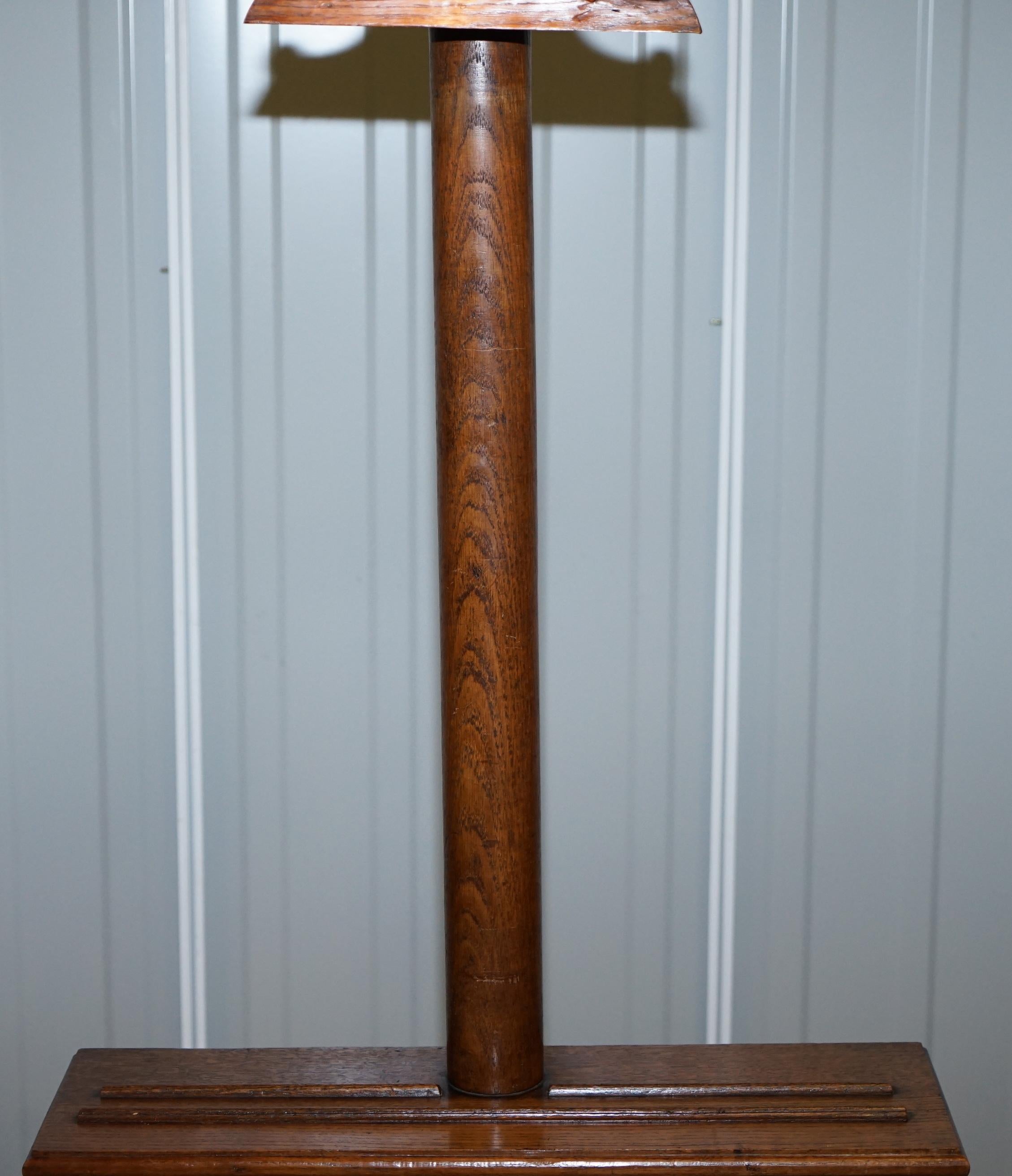 Stunning Victorian Hand Carved Painting Easel with Display Light for Artists In Good Condition In West Sussex, Pulborough