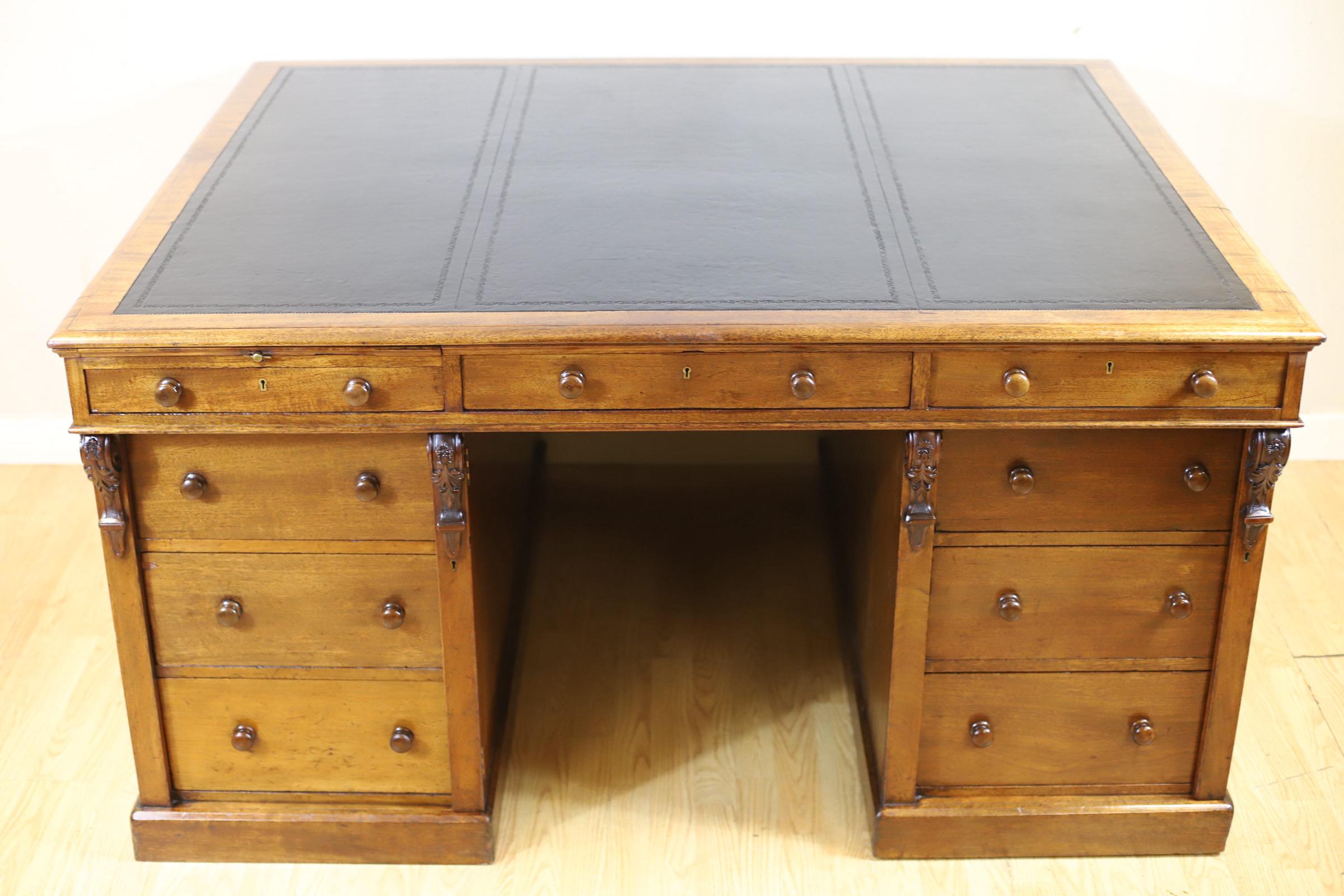 Wir freuen uns, diese erstaunliche viktorianische Partner Schreibtisch von Hobbs & Co London um 1880 gemacht zum Verkauf anbieten. Es ist ein doppelseitiger Schreibtisch, an dem sich zwei Personen gegenüber sitzen können, mit neun Schubladen auf