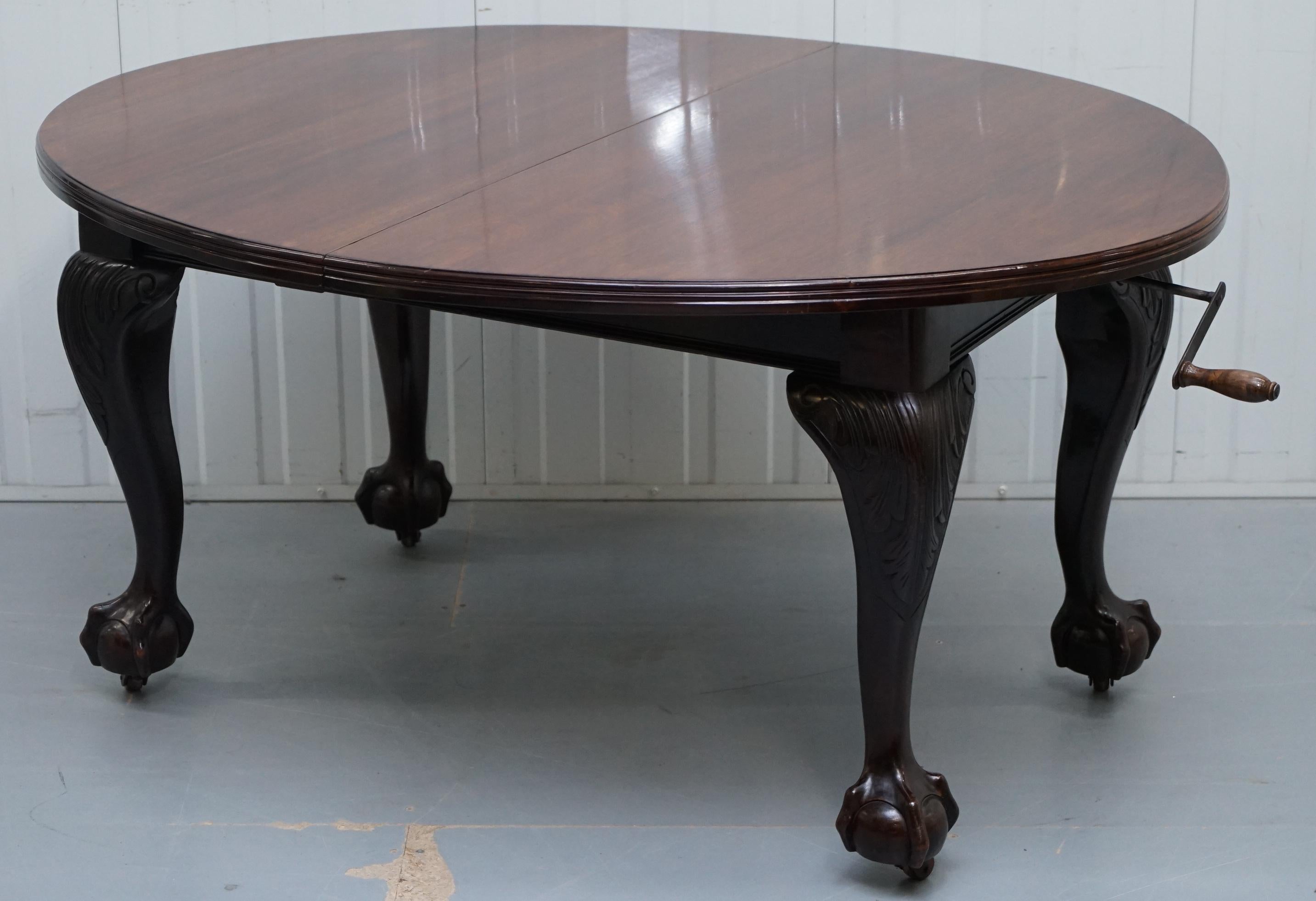 Nous sommes ravis d'offrir à la vente cette superbe table de salle à manger en acajou massif de James Phillips & Son's LTD Bristol avec des pieds surdimensionnés sculptés à la main en forme de griffe et de boule. 

Une très belle pièce, bien faite