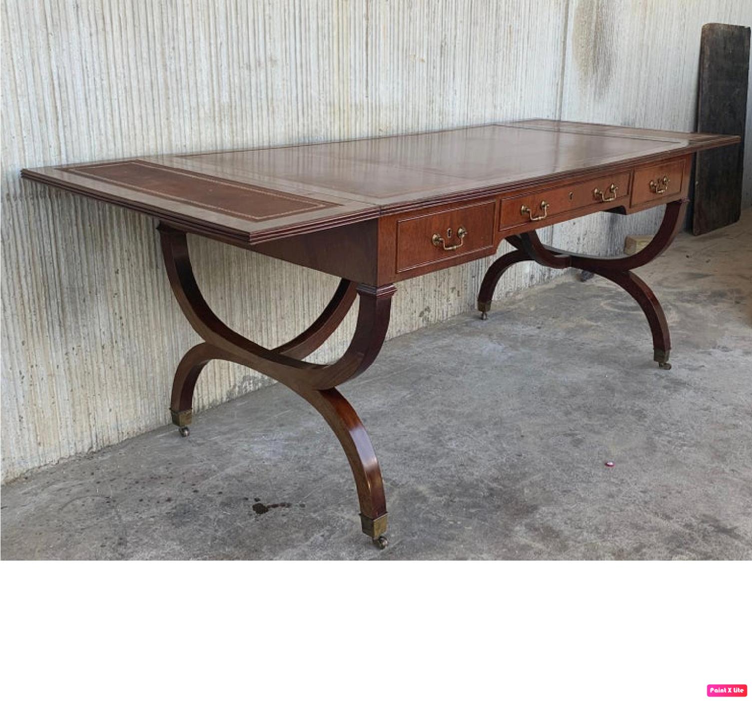 20ième siècle Superbe table à écrire ou bureau de bibliothèque de style victorien Plateau en cuir Brown Pieds Gillows